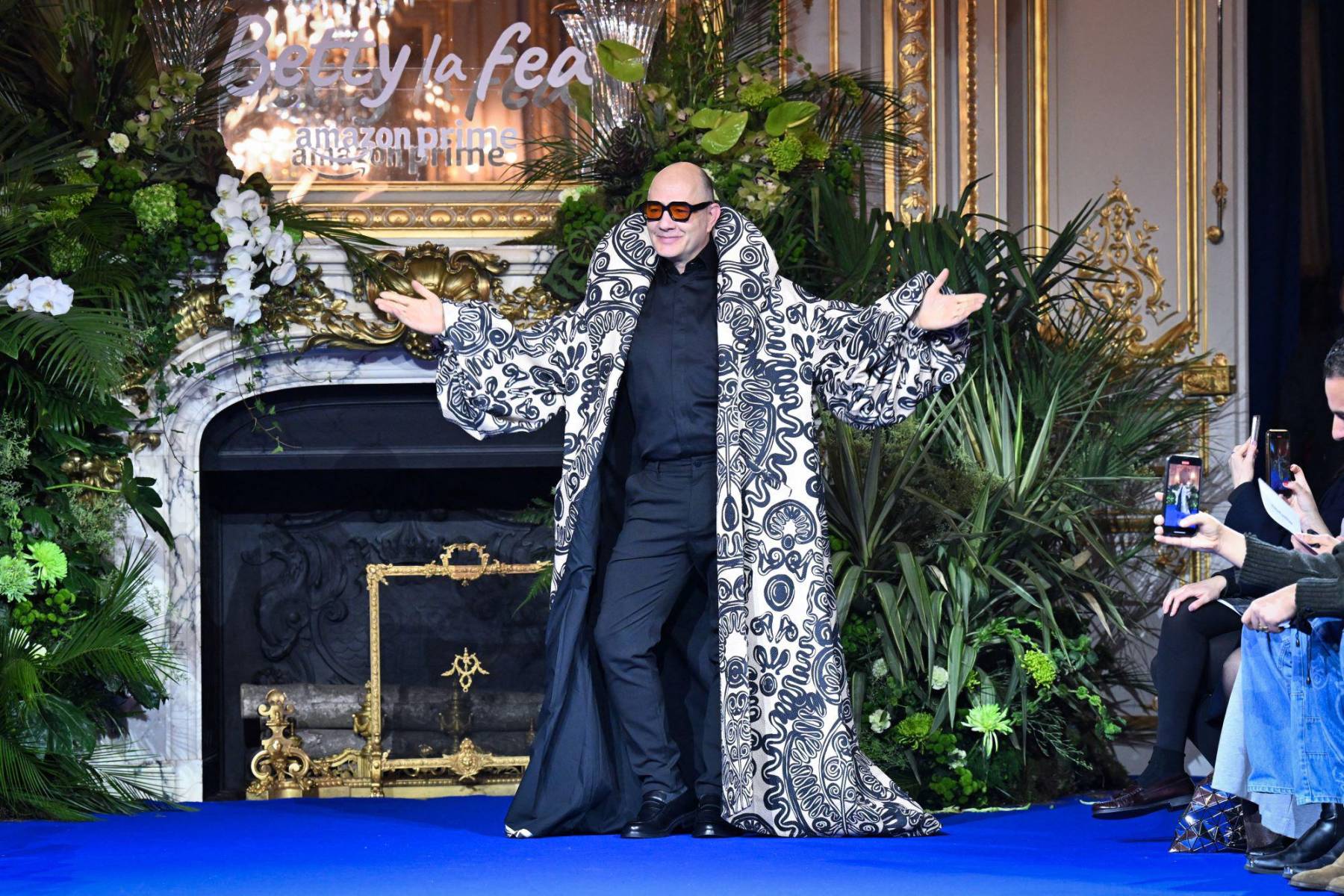 Julián Arango, quien interpreta a Hugo Lombardi, al final de la pasarela