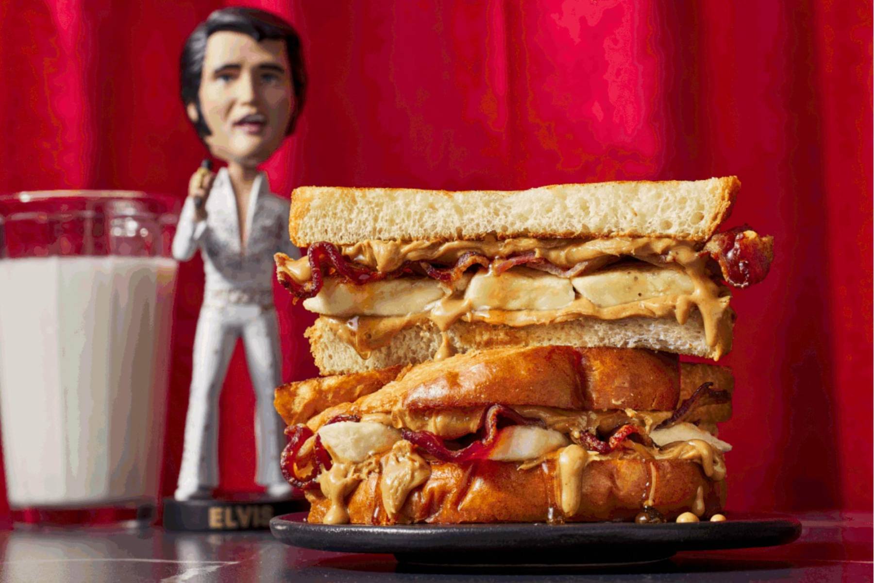 2. Su comida favorita era el “Elvis Sandwich”, hecho con mantequilla de maní, plátano y ocasionalmente tocino.
