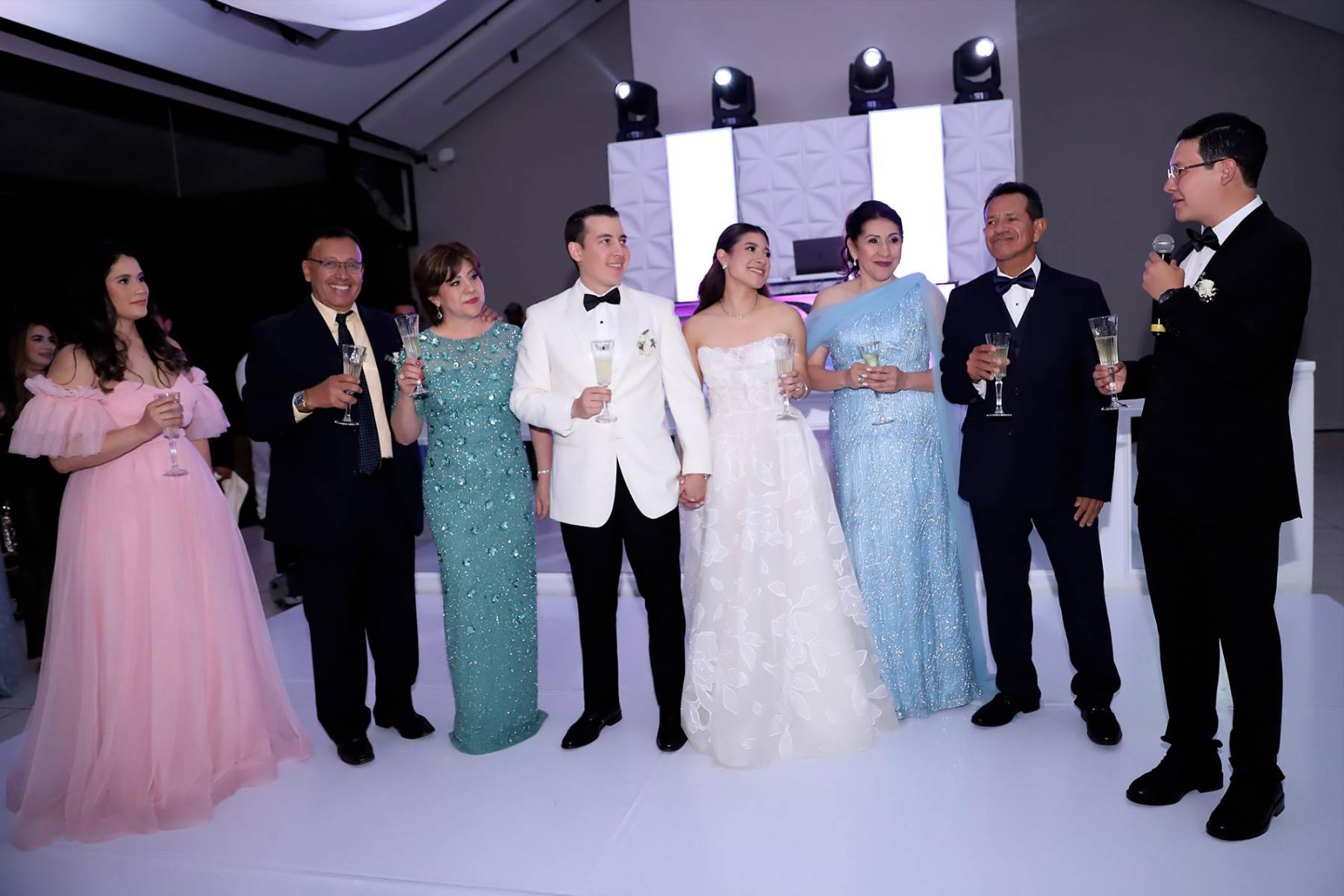  Ana Villarreal, Denis Cano, Sandra Rodezno, los novios Denis Cano y Paola Perdomo, Patricia Lazo , Otoniel Perdomo y Diego Cano.