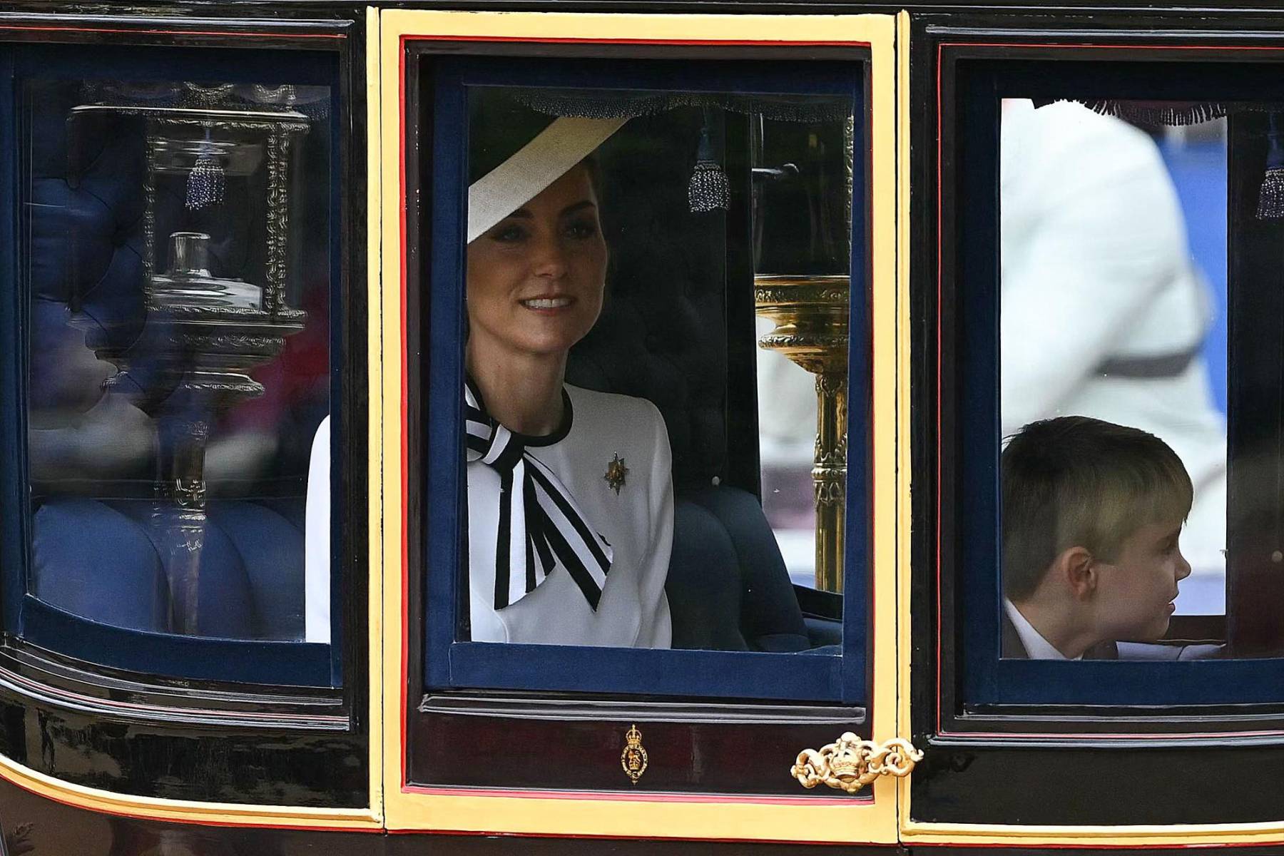 La princesa recorrió en un carruaje el Mall, la avenida principal que conduce al Palacio de Buckingham, acompañada de sus tres hijos, para luego unirse a los demás miembros de la familia real tras el desfile para saludar desde el balcón.