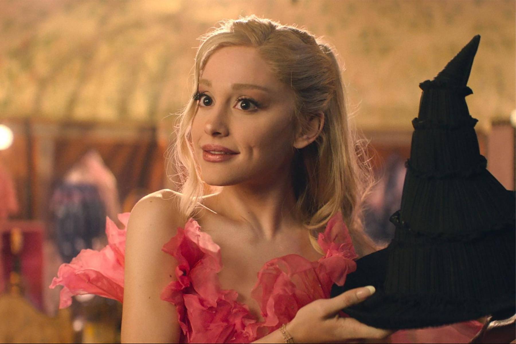 El director Jon M. Chu aseguró que, desde el principio, Ariana era la opción ideal para interpretar a Glinda. A pesar de las confusiones iniciales, nunca consideró seriamente que la cantante pudiera encajar como Elphaba, afirmando con convicción: “Siempre supe que era Glinda”.