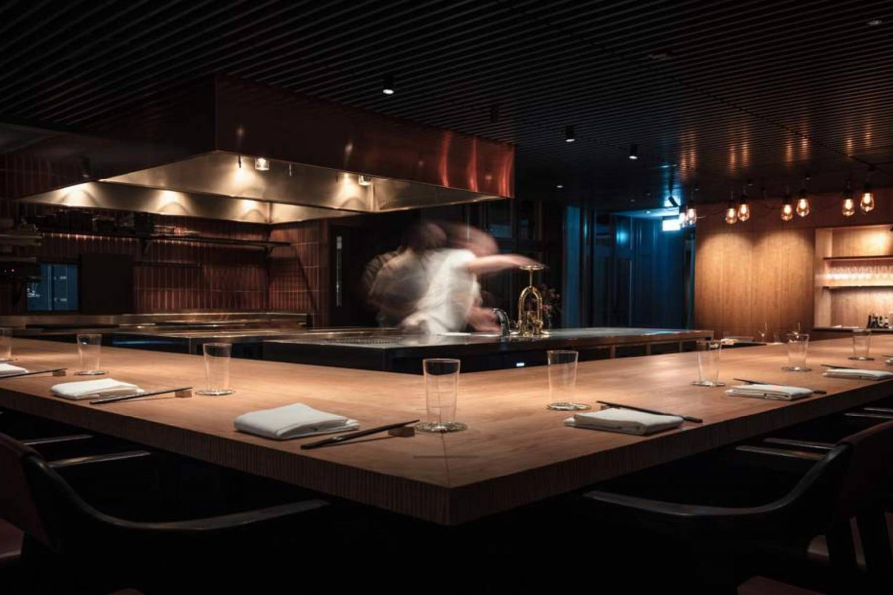 35. Frantzén es un restaurante de alta cocina ubicado en Estocolmo, Suecia, fundado por el chef Björn Frantzén. Este establecimiento es conocido por su enfoque en la cocina nórdica moderna con influencias internacionales. Frantzén ha ganado reconocimiento mundial y ha sido galardonado con tres estrellas Michelin por su excelencia culinaria y su enfoque innovador.