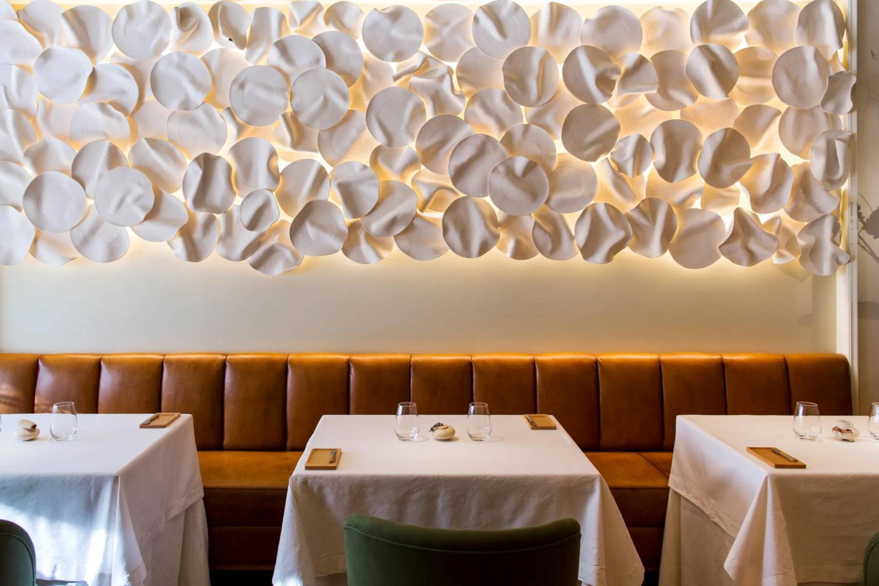 31. Belcanto es un restaurante galardonado ubicado en Lisboa, Portugal, y es ampliamente reconocido por su innovadora interpretación de la cocina portuguesa contemporánea. Fundado por el chef José Avillez, Belcanto ha sido galardonado con dos estrellas Michelin y es considerado uno de los mejores restaurantes de Portugal.