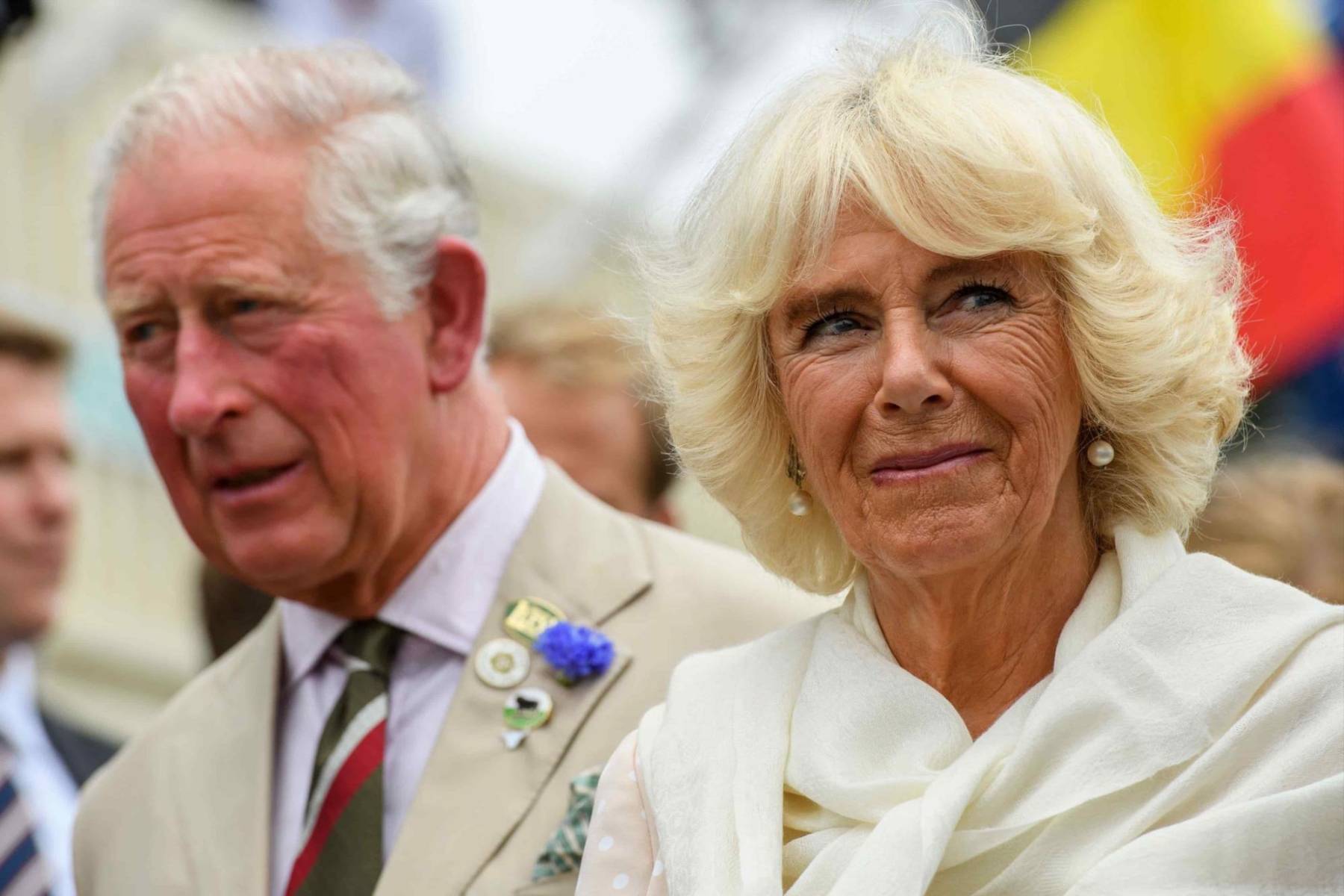 Otros de los intereses de Camila son la salud, las artes, la literatura y los caballos, afición esta última que compartía con la difunta reina Isabel II. Hace dos años también creó un círculo de lectura en Instagram, “The Reading Room”.