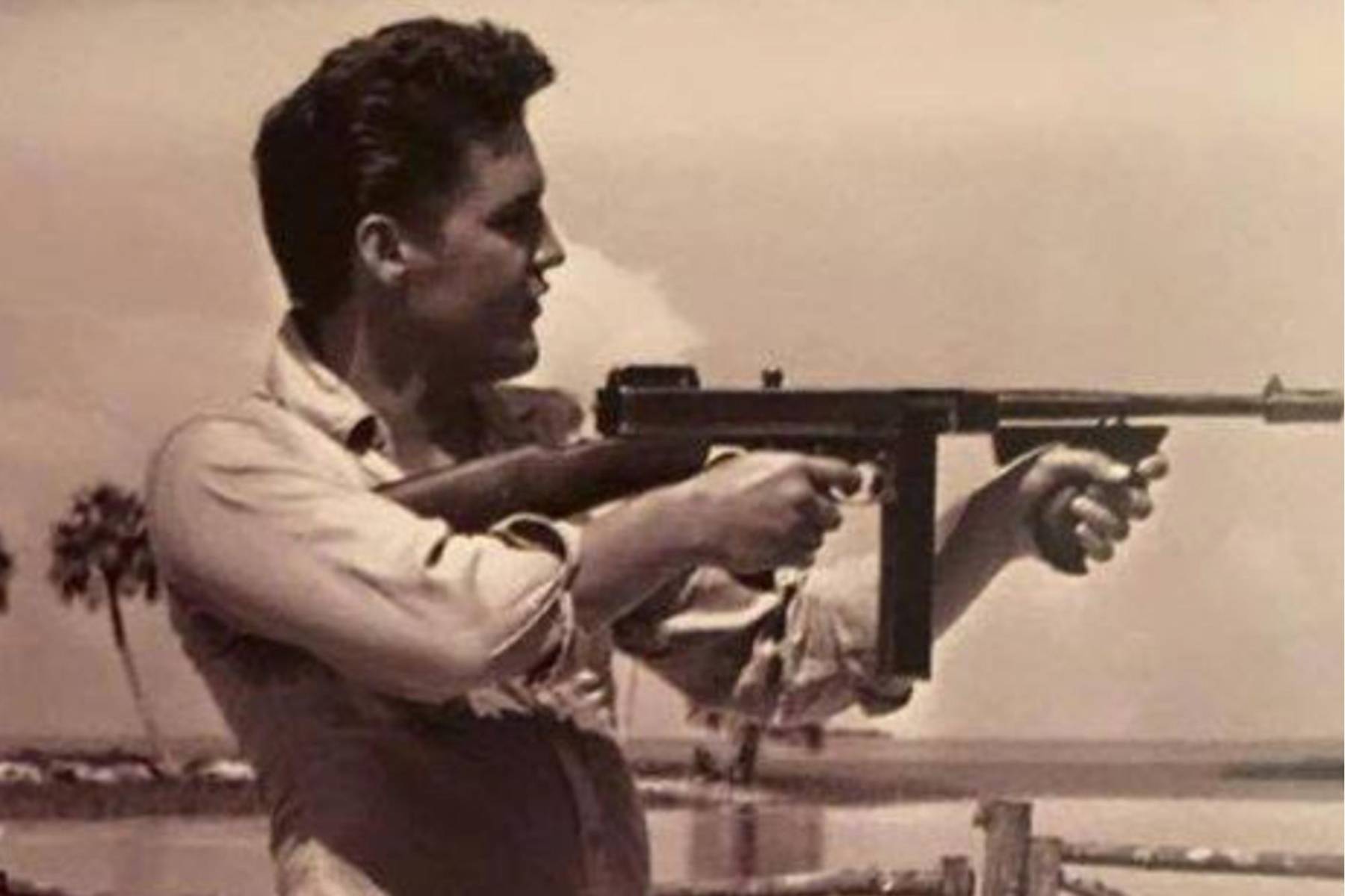 14. Era coleccionista de armas y a menudo llevaba una pistola consigo, incluso en sus trajes de escenario.