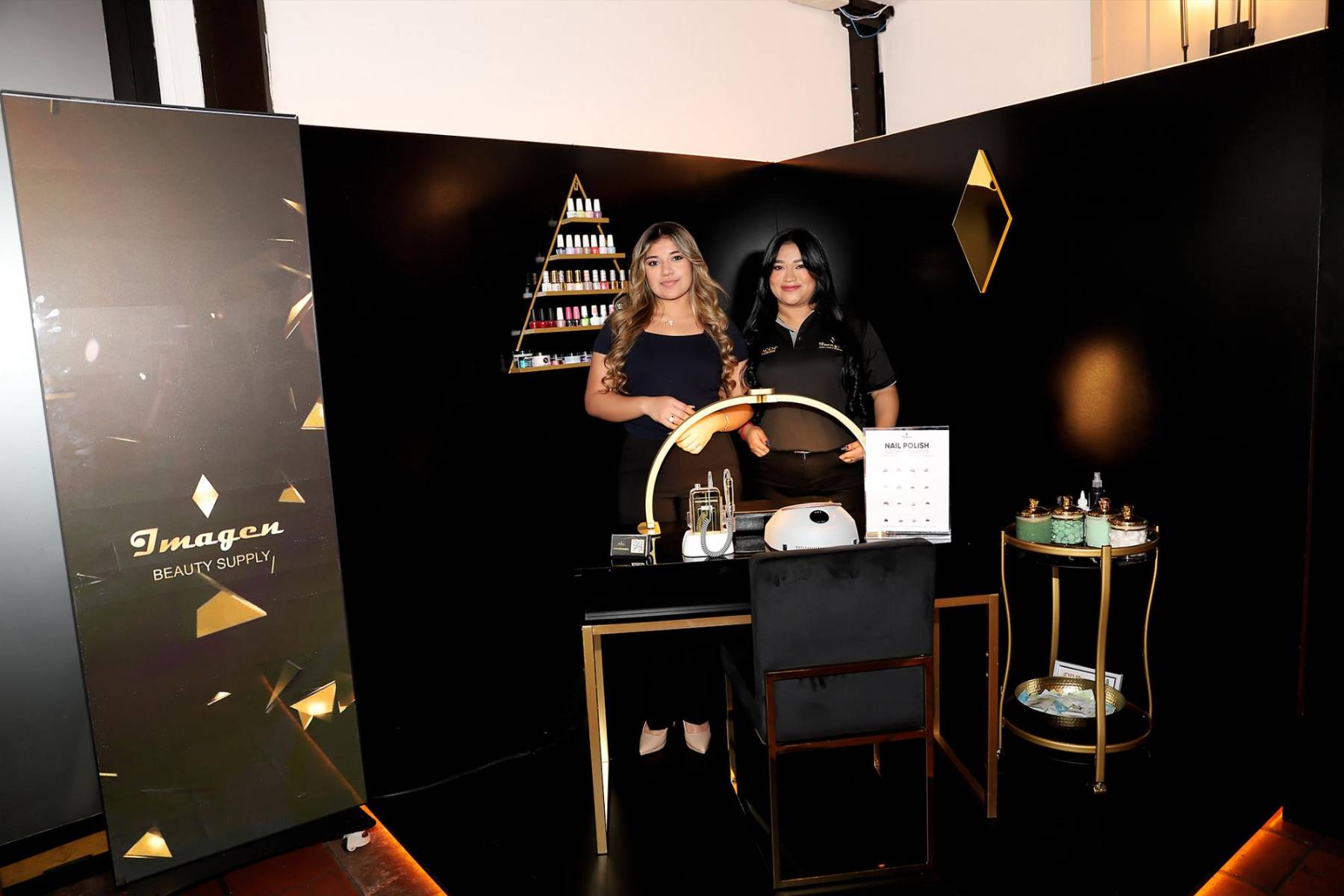 Stand de uñas express de Imagen Beauty Supply.