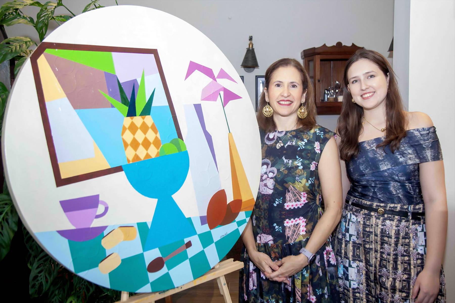 La boutique María Mírame se llenó de inspiración durante el workshop “Mi propio verano eterno”, una mañana dedicada a la creatividad, los recuerdos y la conexión personal. Entre arte, moda y un ambiente íntimo, el encuentro sirvió como escenario para celebrar el lanzamiento de la colección “Alba”, una propuesta que invita a crear desde la memoria y la emoción. En la foto: Ana Handal y Francesca Heyer.