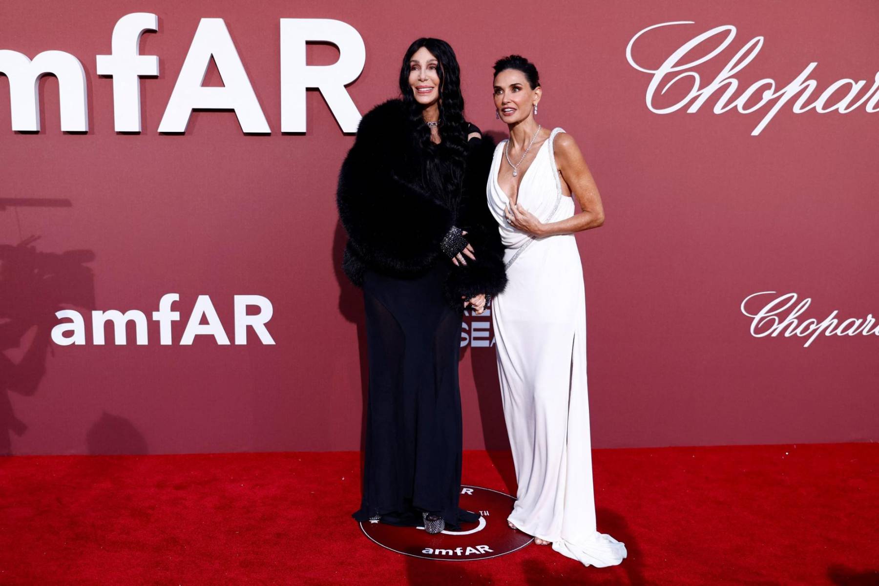 Cher y Demi Moore, quien lució un diseño de Loewe