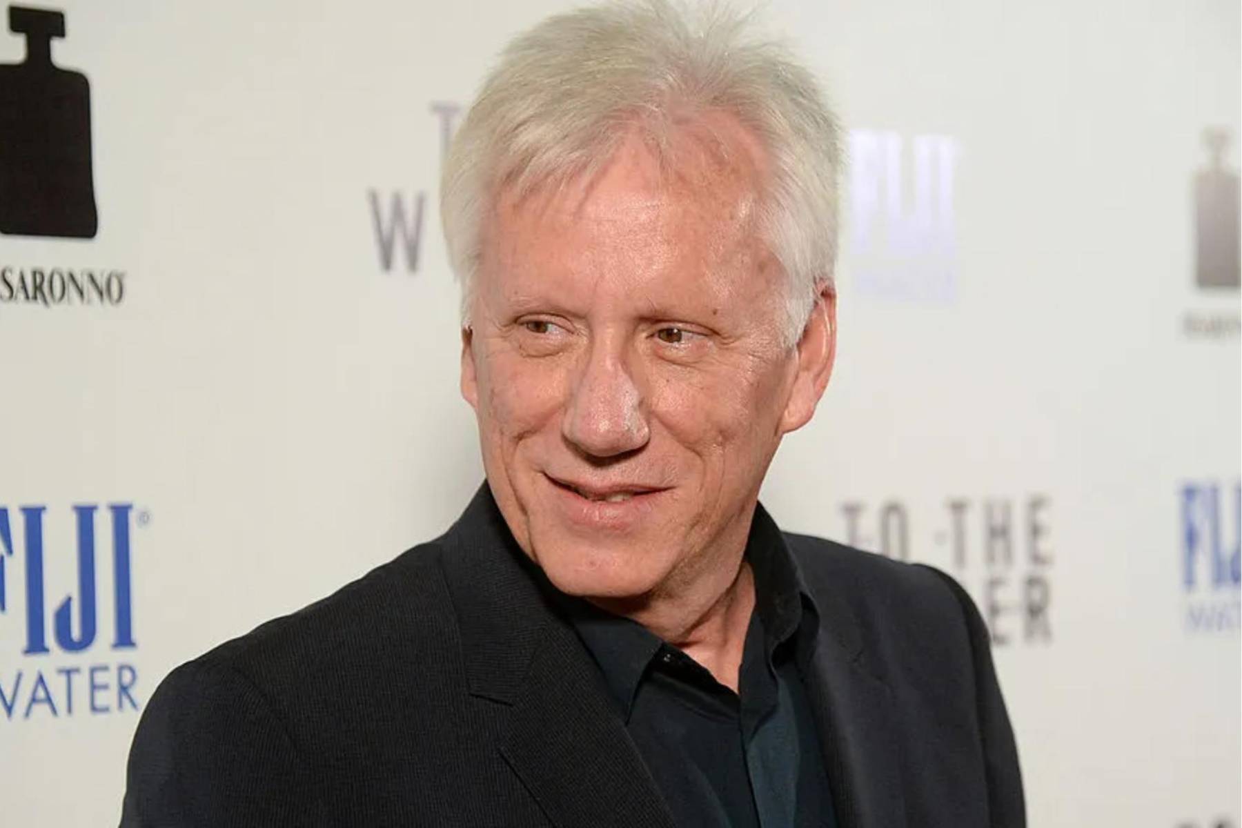 <b>James Woods</b>El actor, conocido por su participación activa en redes sociales, documentó su evacuación. Publicó imágenes del fuego acercándose a su propiedad y pidió a sus seguidores rezar por los bomberos.