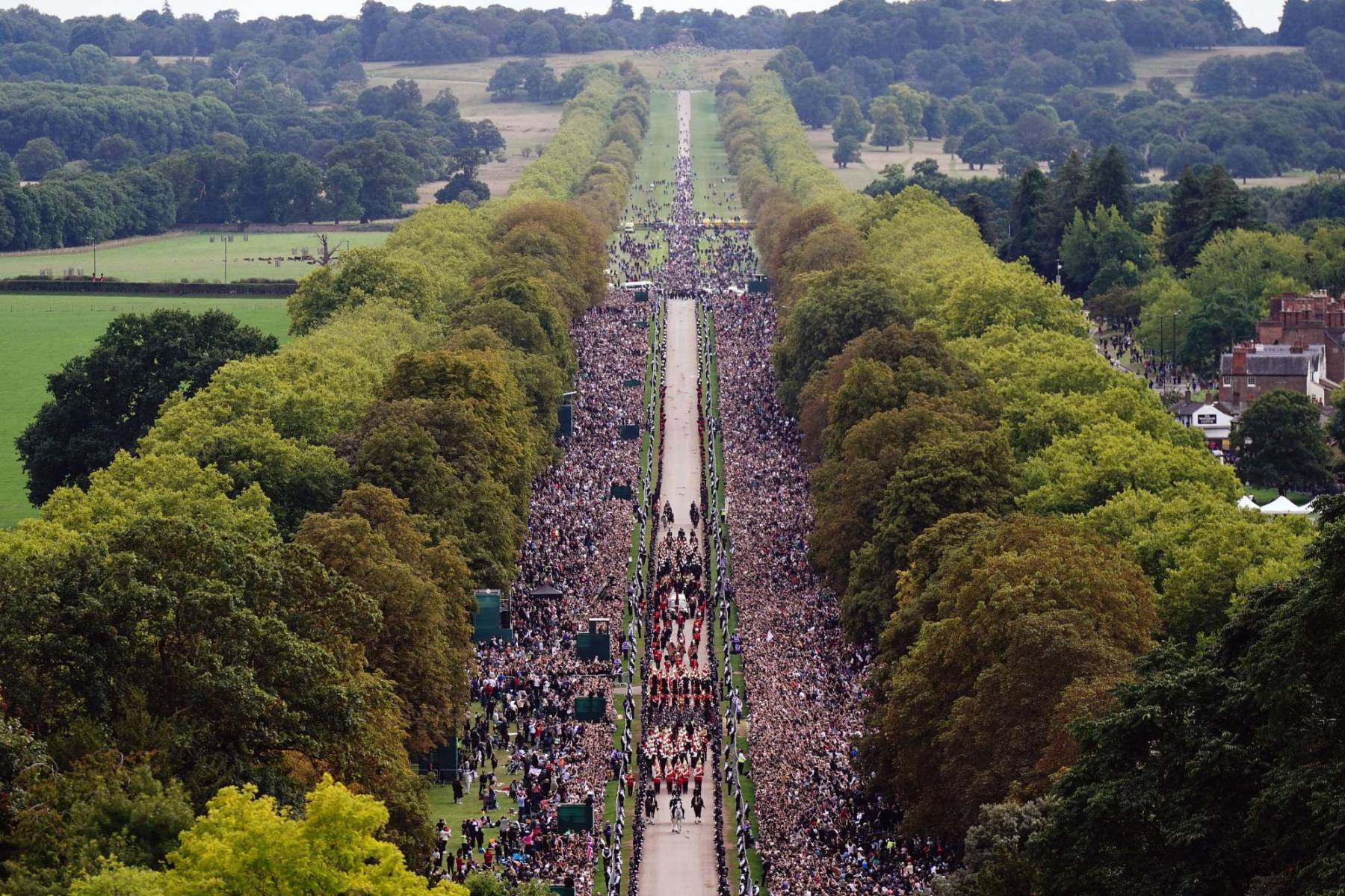 La procesión ceremonial desfiló a lo largo del Long Walk rumbo al Windsor Castle . (Photo by Aaron Chown / POOL / AFP)