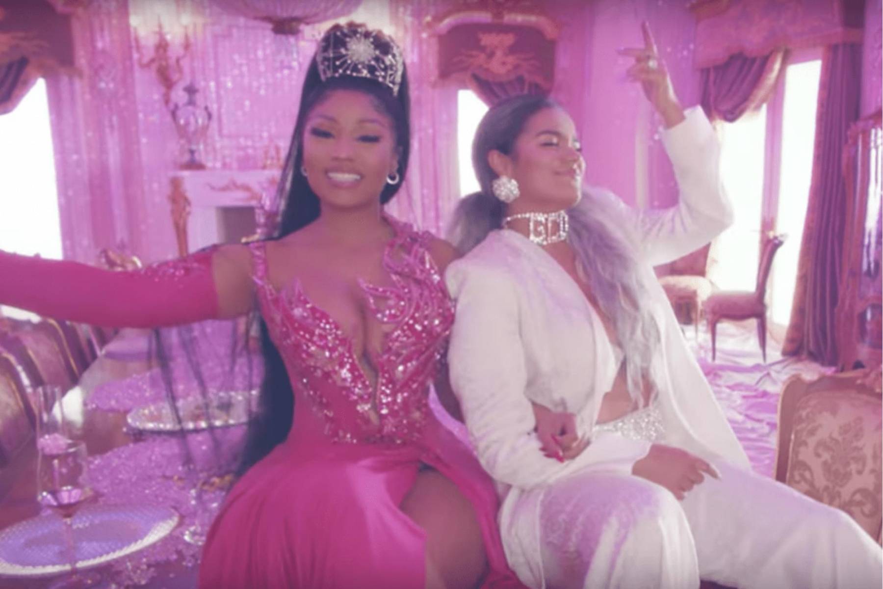 <b>“Tusa” – Karol G y Nicki Minaj (2019)</b>En el videoclip de “Tusa”, Karol G y Nicki Minaj aparecen en un entorno lujoso y vibrante, con Villa de León como el lugar ideal para albergar sus celebraciones y escenas llenas de energía. La mansión resalta el tema de la independencia y el empoderamiento de las artistas, mientras la cámara recorre sus habitaciones y patios llenos de vida.