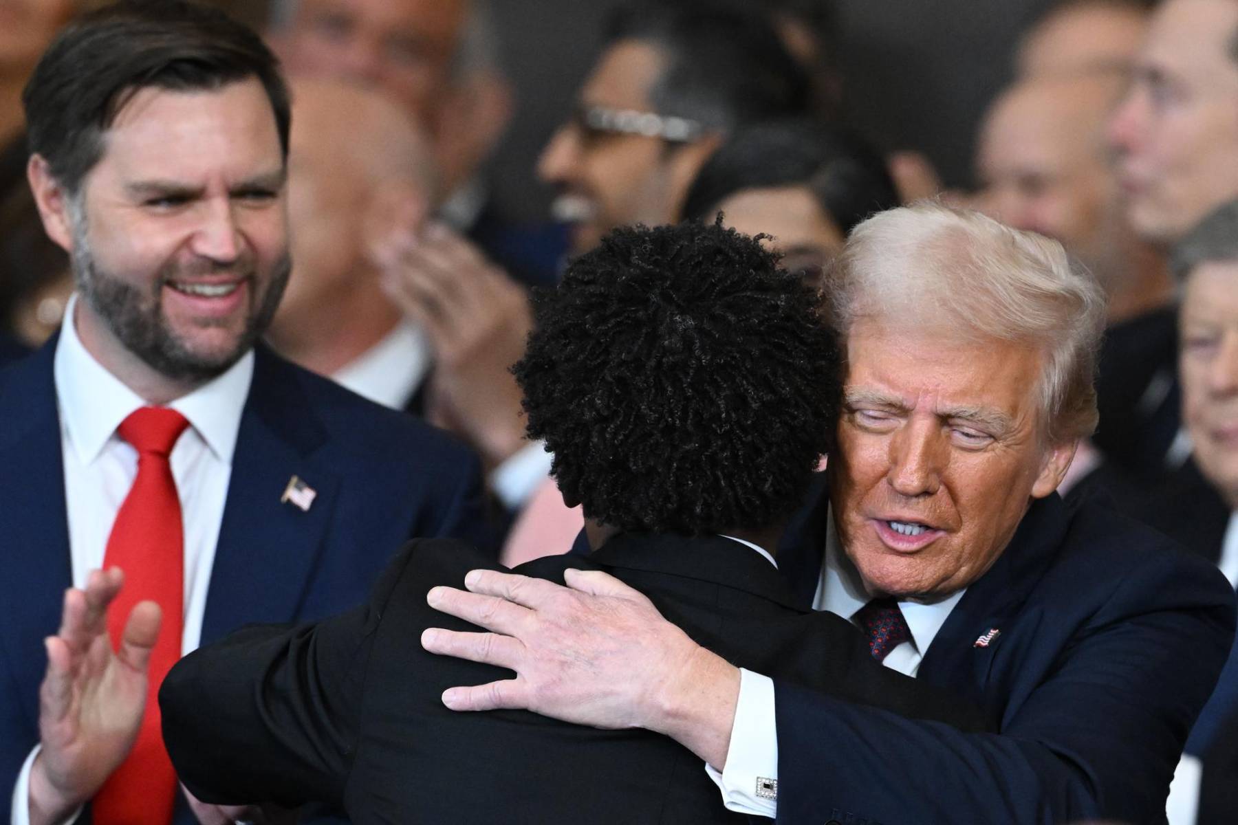 El presidente Donald abraza al pastor de la iglesia 180, Lorenzo Sewell, luego de la bendición y juramentación 