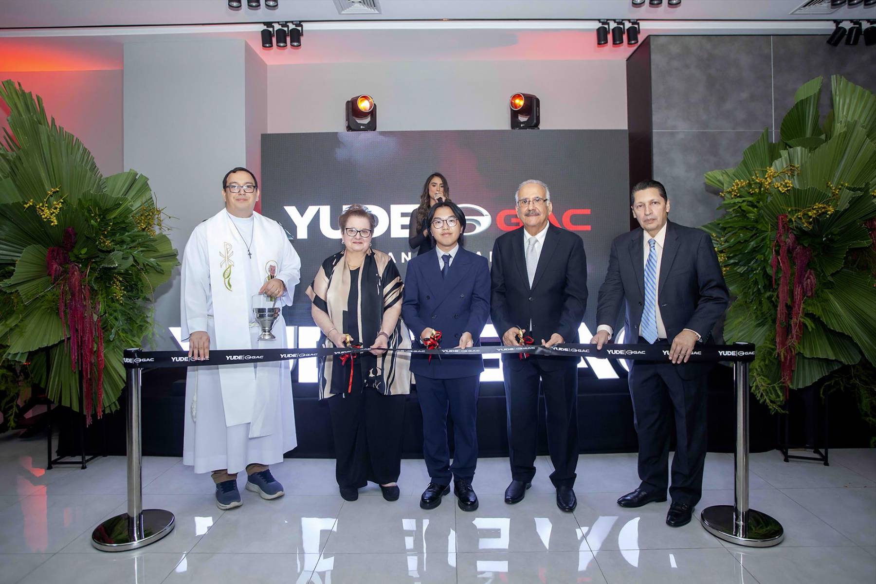 Padre Eduardo Sorto, Martha Canahuati, presidenta del Consejo deAdministración de Yude Motors; Jianbin Yu, representante de GAC; Rafael Kafie,presidente del Grupo de Empresas Yude y Javier Madrid, gerente comercial de lamarca GAC en Yude Motors.