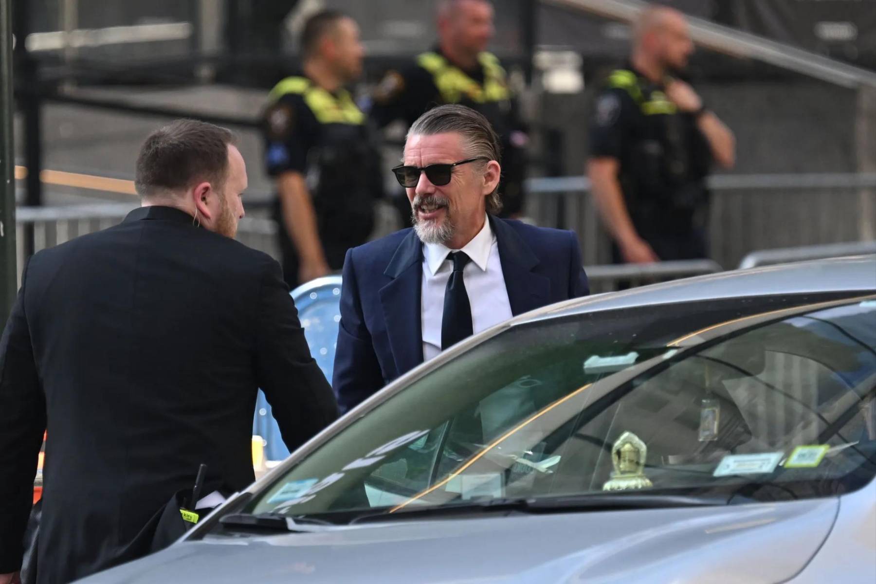 Ethan Hawke tuvo una aparición sorpresa en el video musical de <i>Fortnight</i>, lanzado el 19 de abril de 2024.