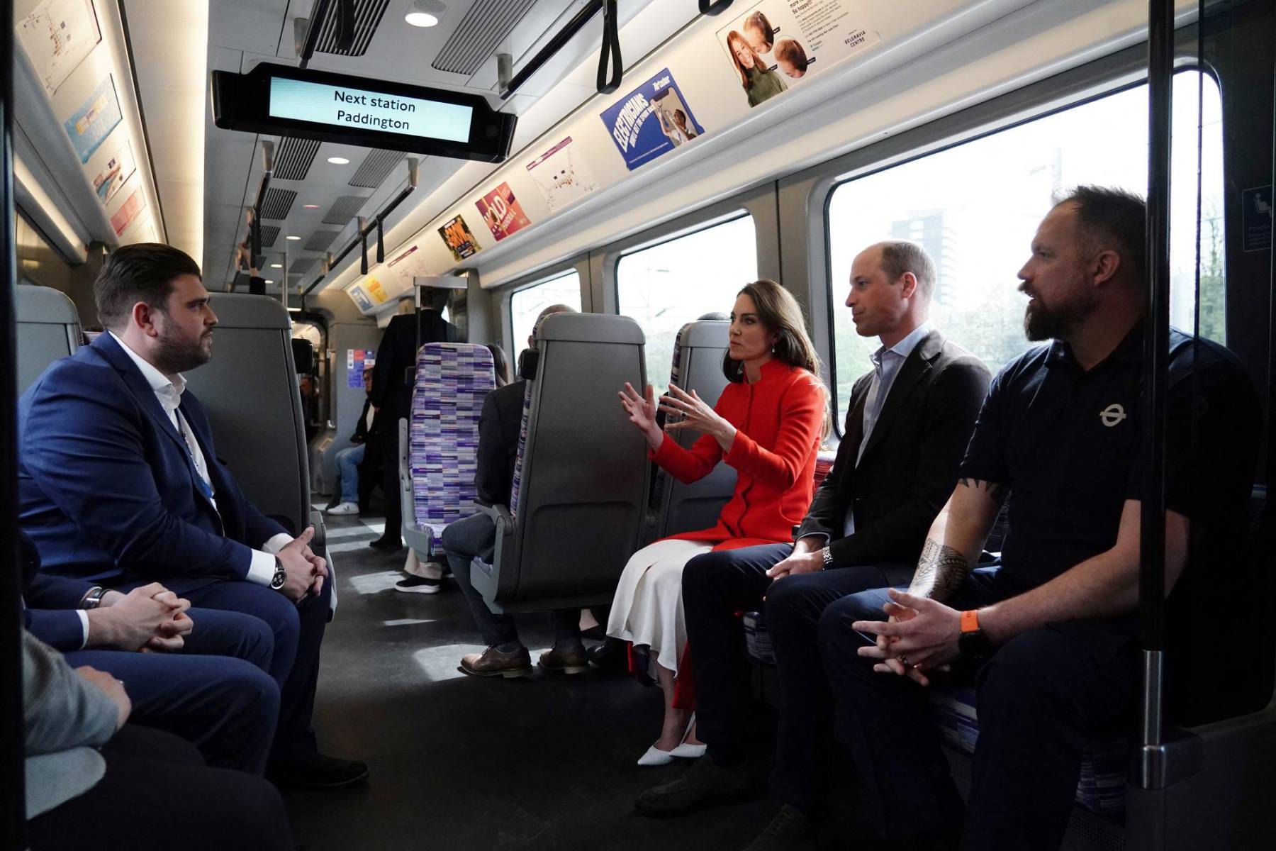 Príncipes de Gales abordan el metro para ir a un pub