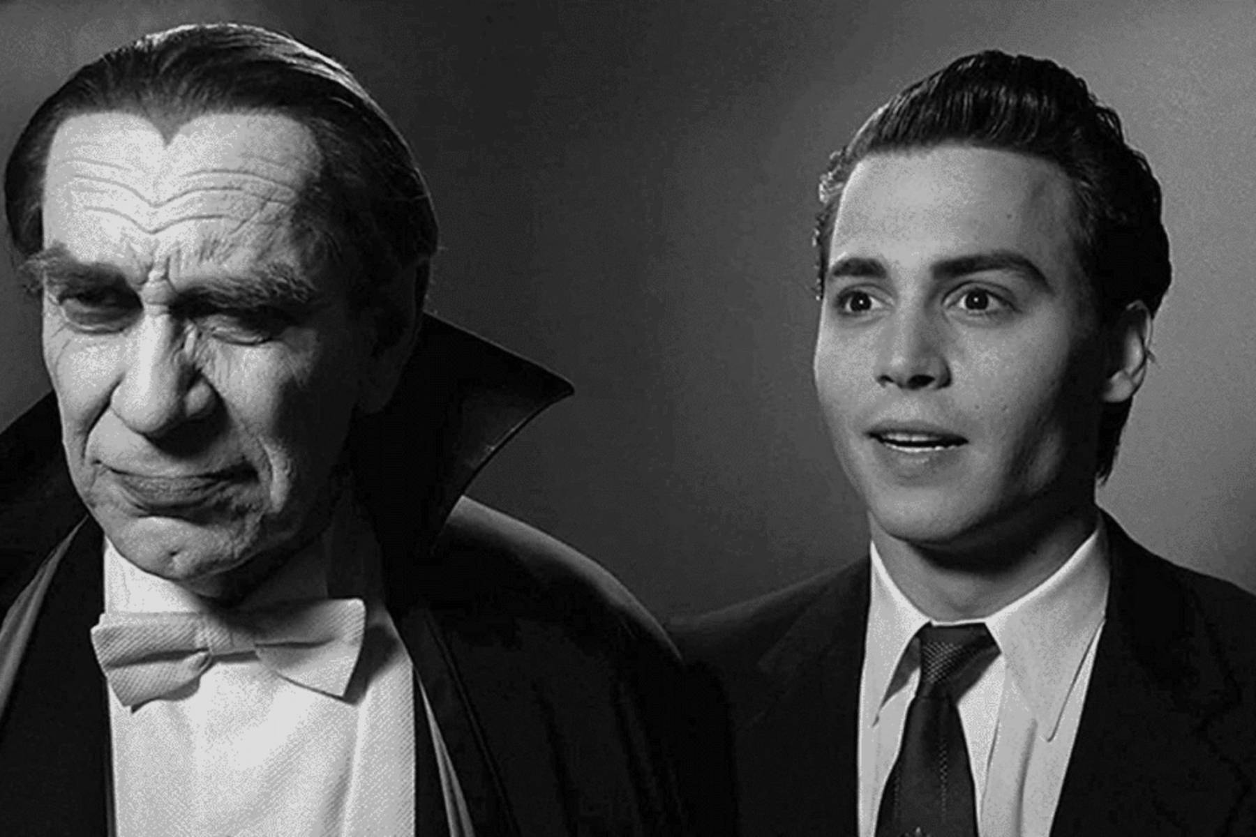 Ed Wood es una película biográfica filmada en blanco y negro nítido. Ed Wood era un marginado de Hollywood que dirigía fiascos con presupuestos bajos y estrellas de cine que habían pasado de su apogeo. Como Ed Wood, Johnny Depp aporta al papel una alegría decidida a la que es difícil resistirse. Las escenas de la realización de películas sobre la marcha de Ed son divertidísimas y muestran a un director al que le gusta filmar todo en una sola toma, pase lo que pase. 