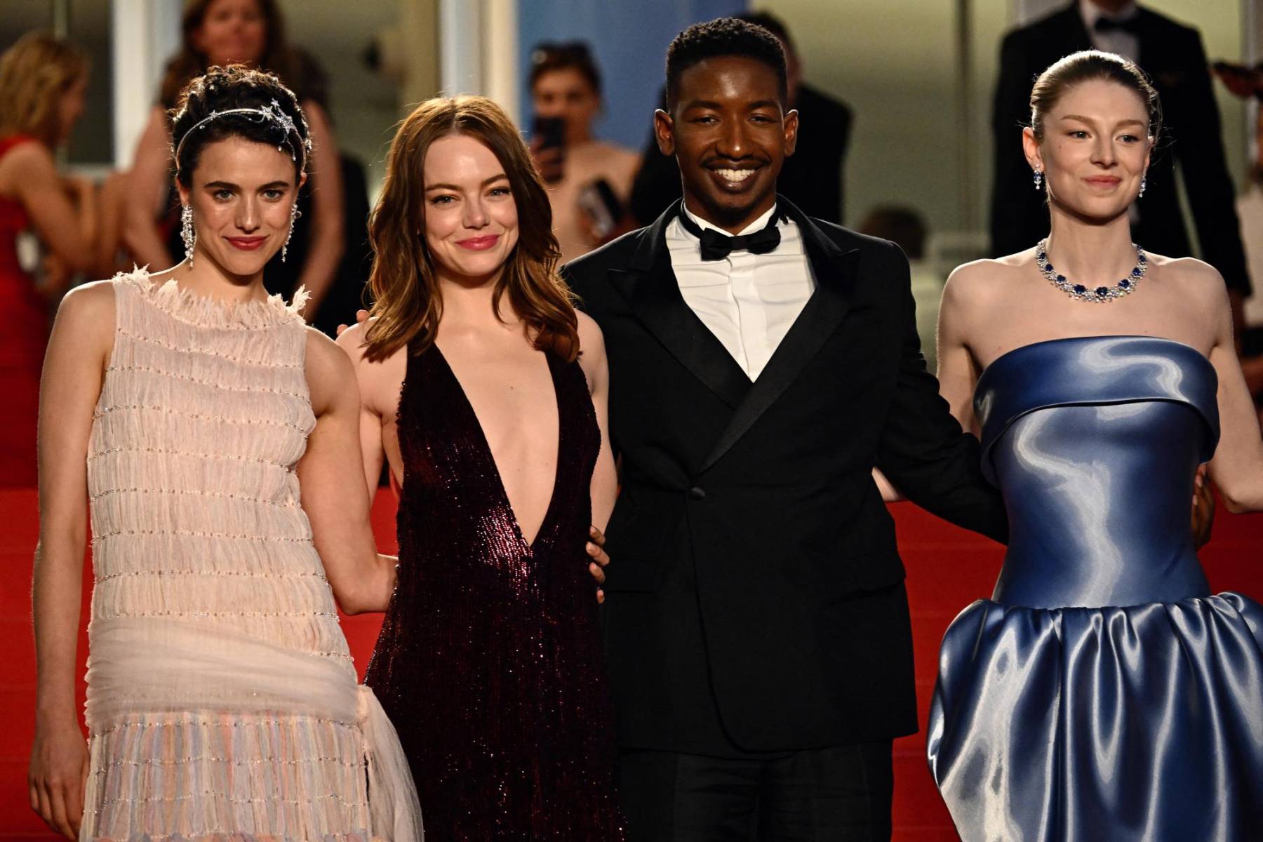 Margaret Qualley, Emma Stone, Mamoudou Athie y Hunter Schafer en las escalinatas rojas luego del estreno de "Kinds of Kindness".