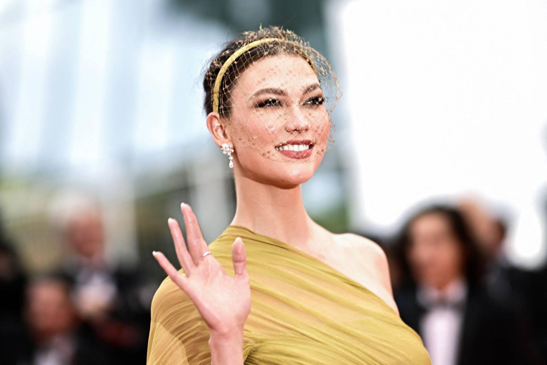 Karlie Kloss presume radiante su embarazo en Cannes