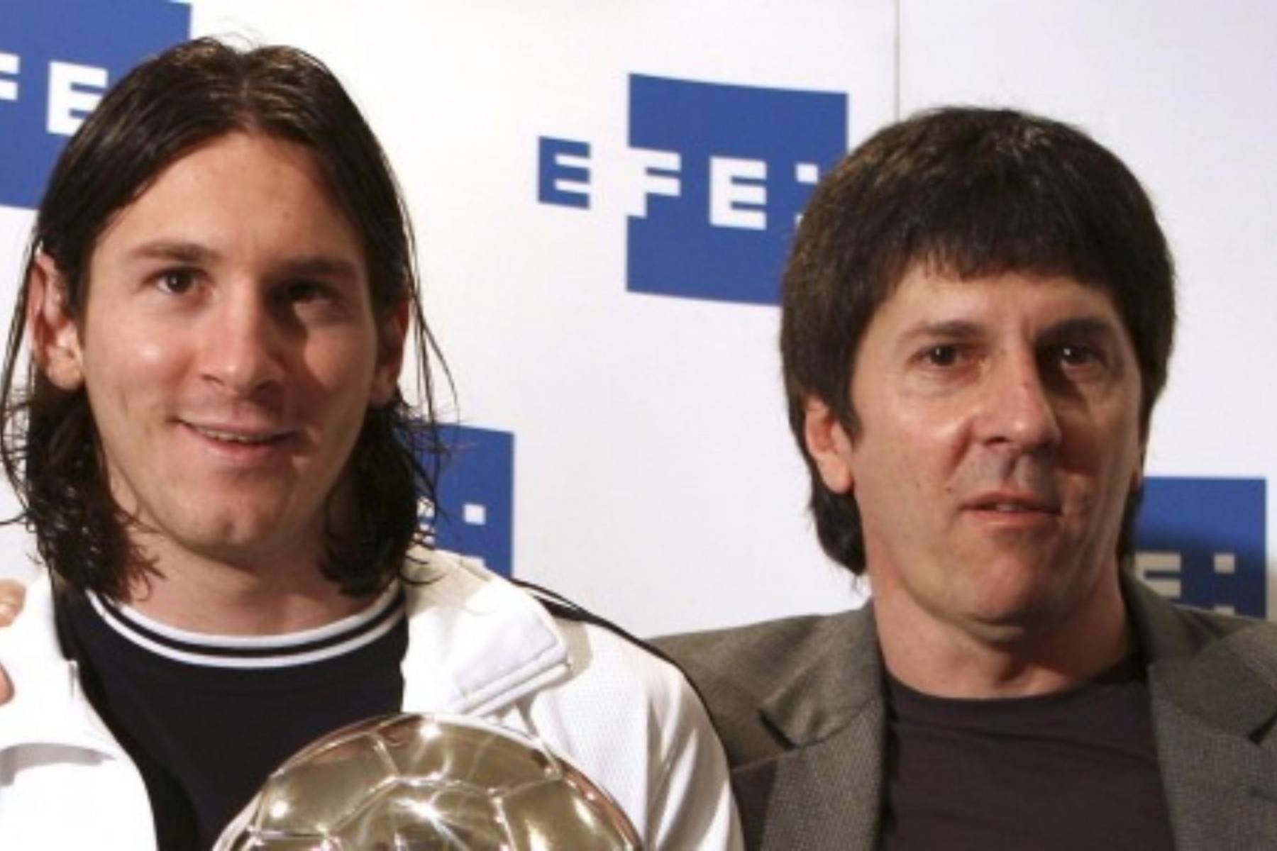 11. A diferencia de muchos futbolistas de élite, Messi nunca contó con un agente tradicional. Su padre, Jorge Messi, ha gestionado su carrera desde el inicio, lo que ha permitido mantener un círculo íntimo de confianza a su alrededor.