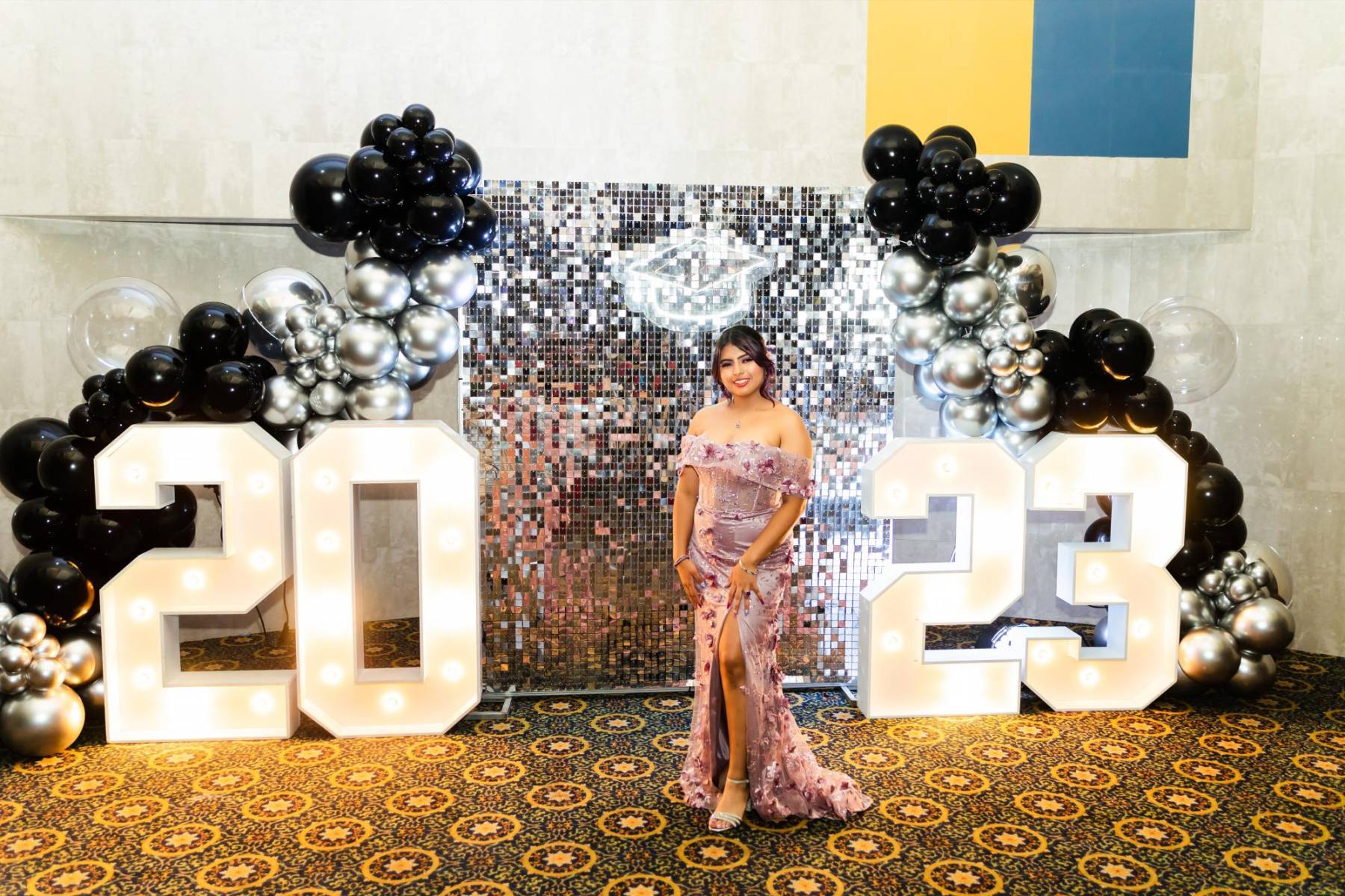 La noche más esperada por los seniors de la Intercontinental School llegó finalmente. Y es que la alegría se podía sentir en los felices graduados quienes junto a sus padres brindaron y festejaron hasta el amanecer en medio de una elegante decoración. En esta foto: Isabella Bulnes Coello 