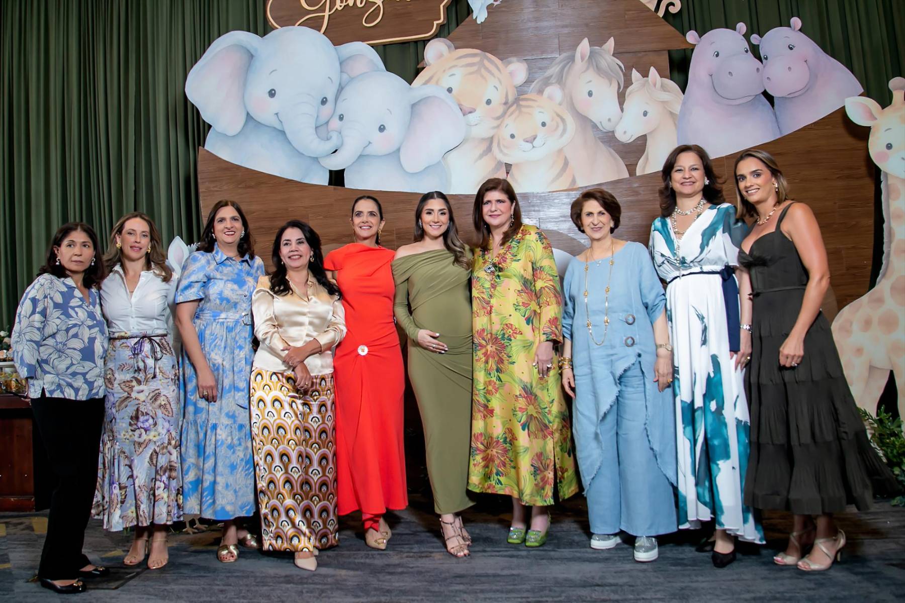 Belinda Cáceres, Joan de Larach, Siham de Handal, Liliana de Hernández, Fairuz Khoury, Almudena de Larach, Jacqueline de Khoury, Emilita Saybe, Karen Stechmann y Mónica de Gabrie.