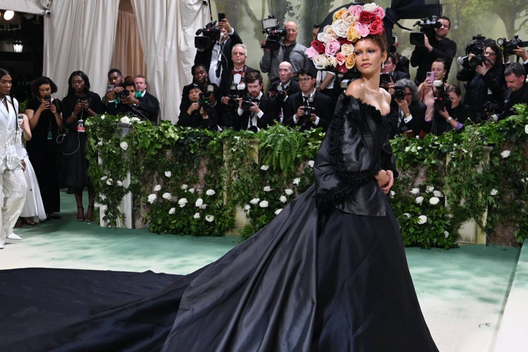 Zendaya.Zendaya vuelve como una de las fashionistas más respetadas de su generación. Con el respaldo de Law Roach como su arquitecto de estilo, cada aparición suya se convierte en un momento histórico. 
