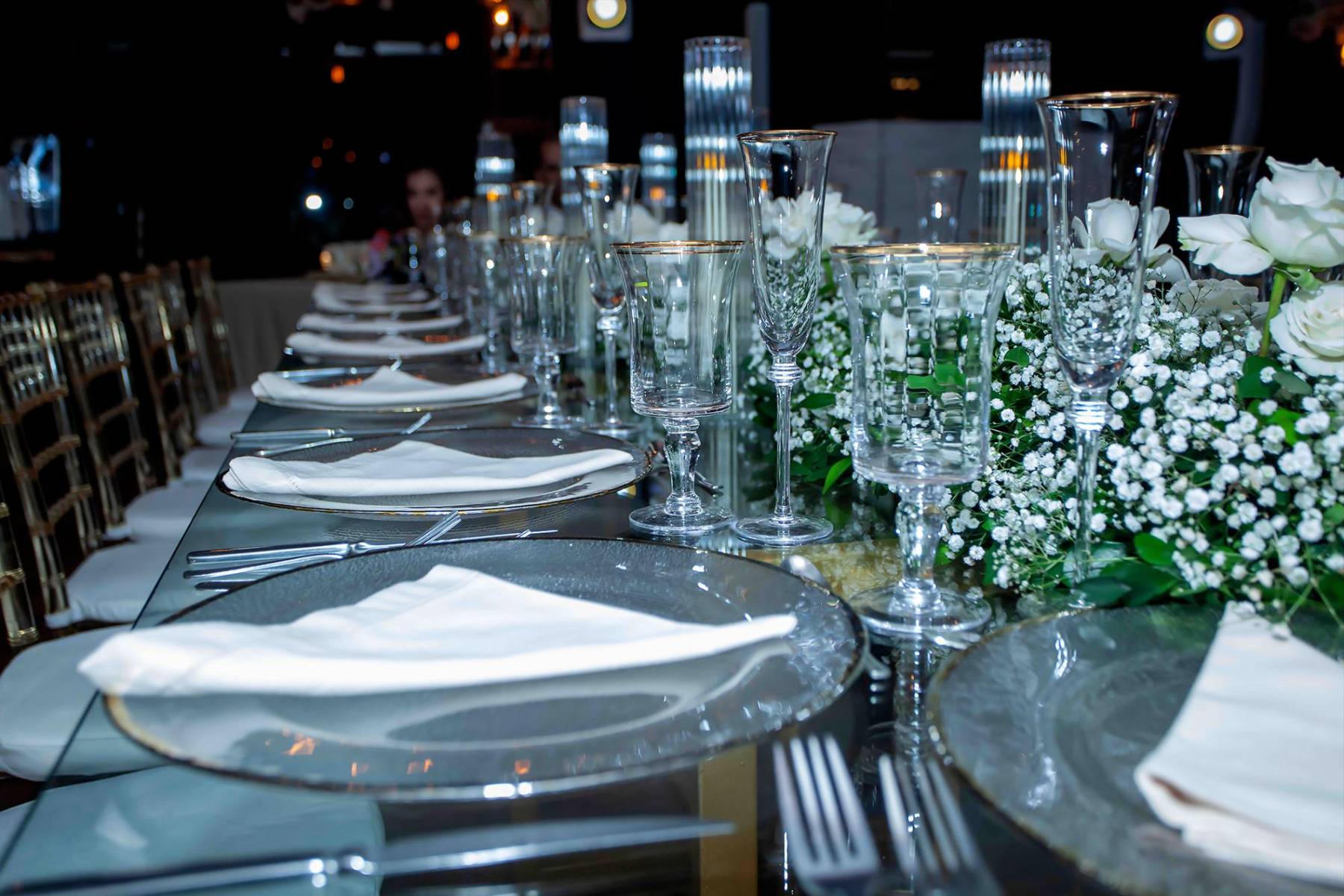 Mesas de vidrio estilo imperial con sillas Tiffany y fina cristalería fue dispuesta para la especial ocasión.