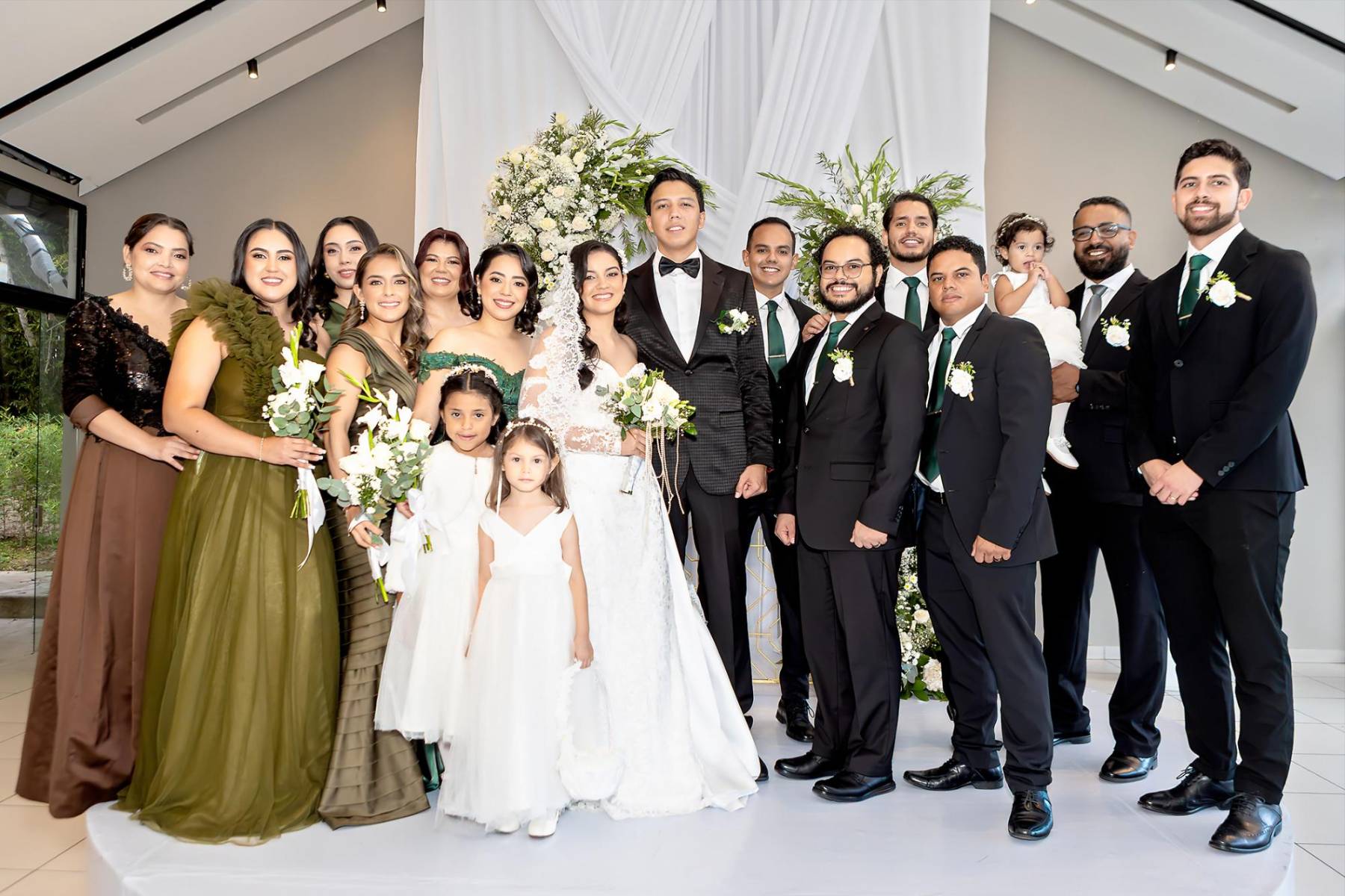 Nahia Flores, Lina Turcios, Keren Burgos, Gina Benitez, Soraya Chavez, Silvia Galo, Elena Altamirano, Vera Peña, Andrea Altamirano, Yitzhak Burgos, Gadiel Larios, Shamir Altamirano, Roberto Echeverria, Ronald Aaron Altamirano, Claudio Larios, Nirelle Larios y Roberto Budde