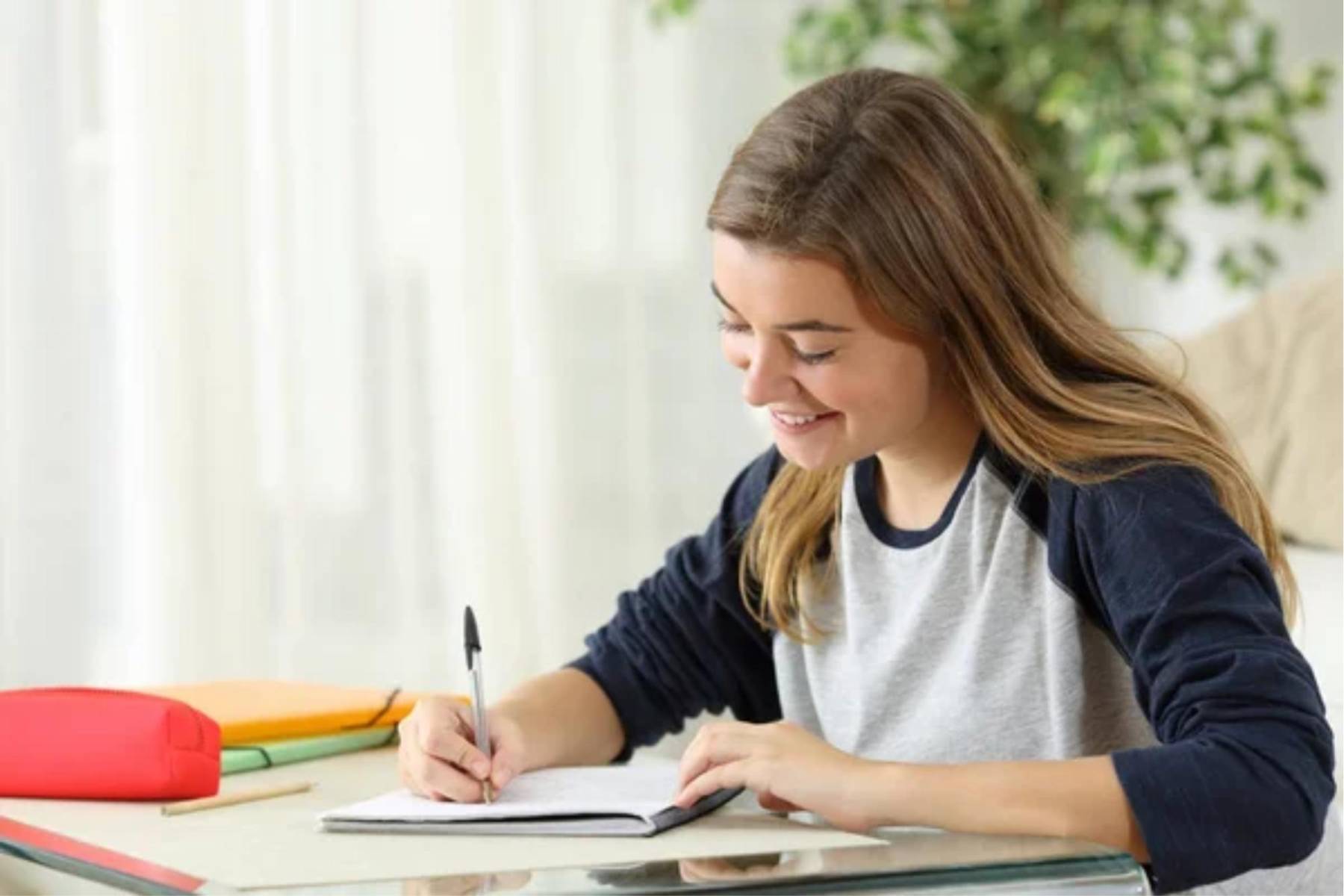 <b>10. Escribe una carta a tu futuro yo</b>Un recordatorio de lo increíble que es esta etapa. Ábrela el próximo 13 de febrero y ve todo lo que has crecido.