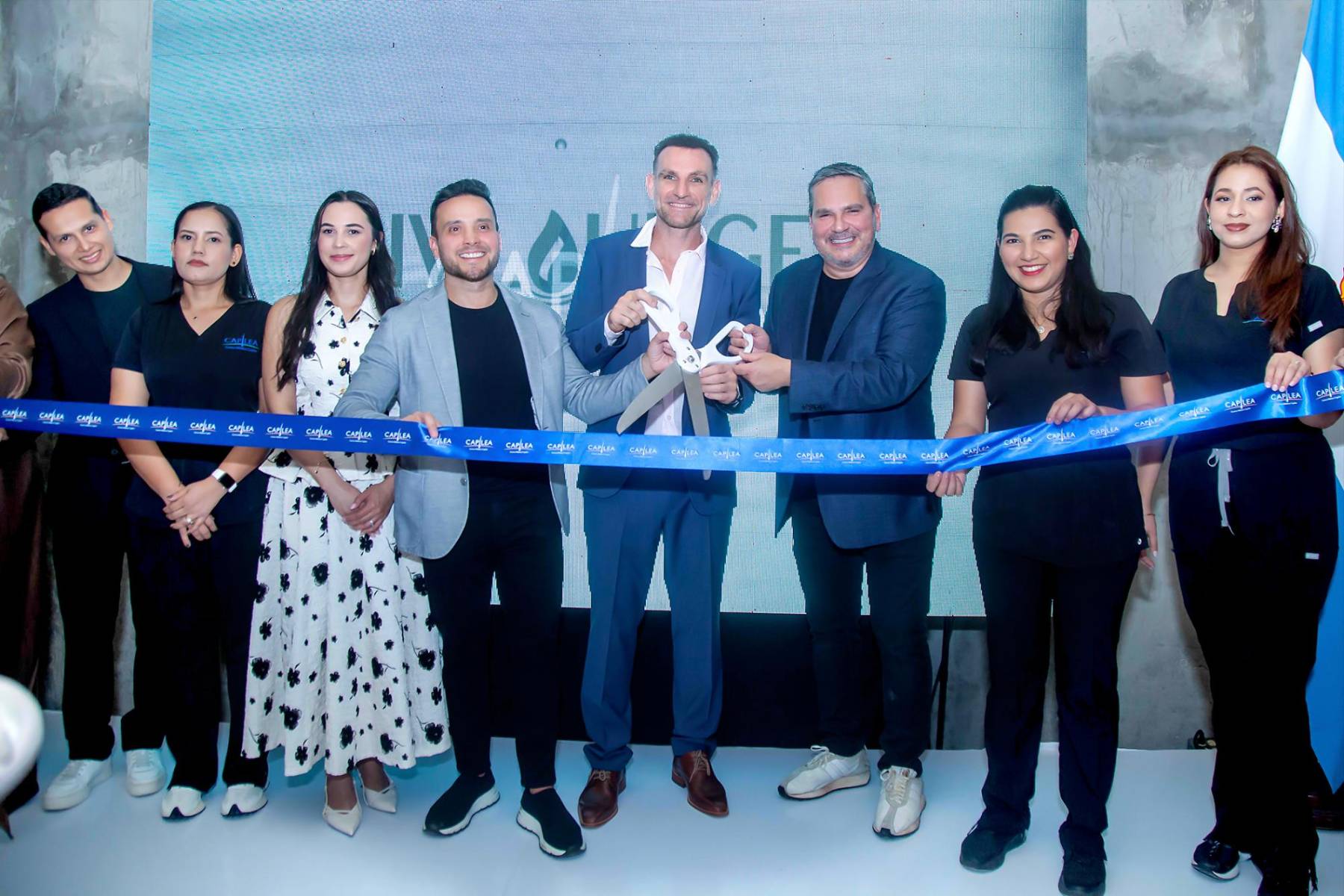 El reconocido Centro Médico Capilar, fundado en Argentina y con más de 27 años de experiencia, celebró la apertura de su segunda clínica en Honduras. Esta vez, San Pedro Sula fue la ciudad elegida, a petición de sus propios clientes. En la foto: el doctor Bruno Zsyferman, fundador de Capilea junto al equipo del centro médico durante la inauguración.