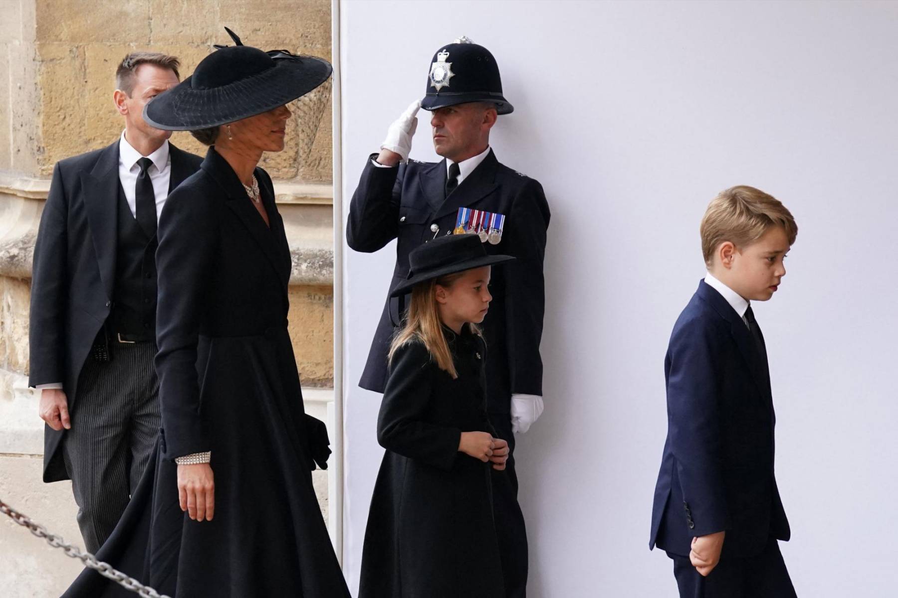 Kate, princesa de Gales, con sus hijos Charlotte y George a su llegada a la capilla de St George (Photo by Kirsty O'Connor / POOL / AFP)