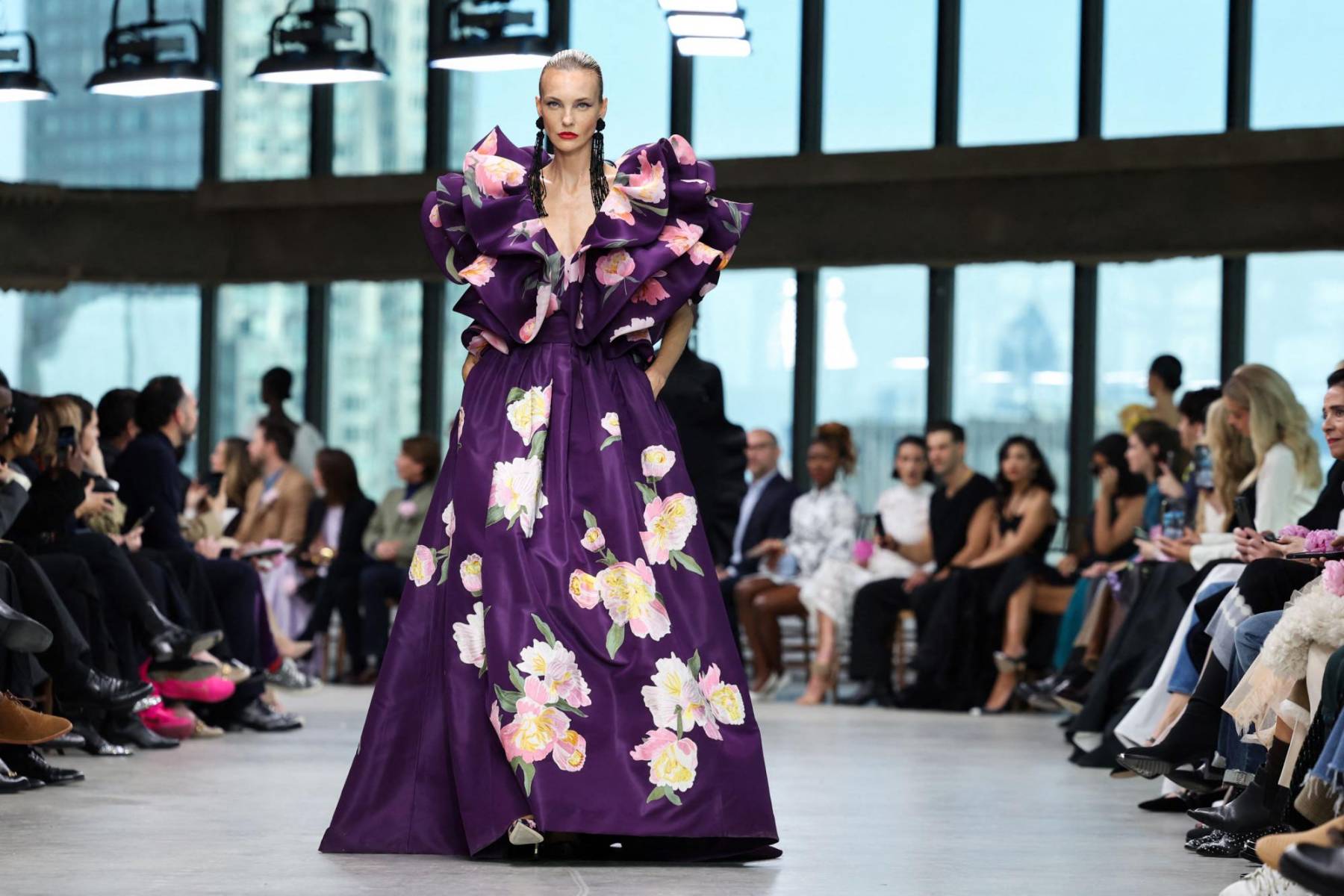 Contundente, así es el mensaje que Carolina Herrera transmitió con su hermosa colección Otoño/Invierno 2024 presentada en New York Fashion Week. “La belleza es poder”, anunció el director creativo de la firma, Wes Gordon, quien se ganó los aplausos con más de 60 diseños que reflejan la esencia y el espíritu de la fundadora, Carolina Herrera, y que celebran la fuerza femenina.