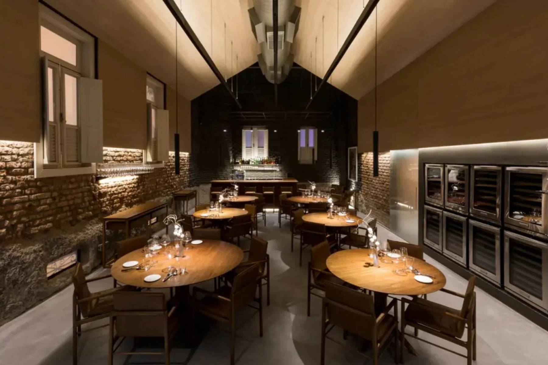 37. Oteque es un destacado restaurante ubicado en Río de Janeiro, Brasil, conocido por su enfoque en la cocina contemporánea brasileña con influencias internacionales. Fundado por el chef Alberto Landgraf, Oteque ha ganado reconocimiento por su creatividad culinaria, su atención al detalle y su énfasis en ingredientes locales y de temporada.