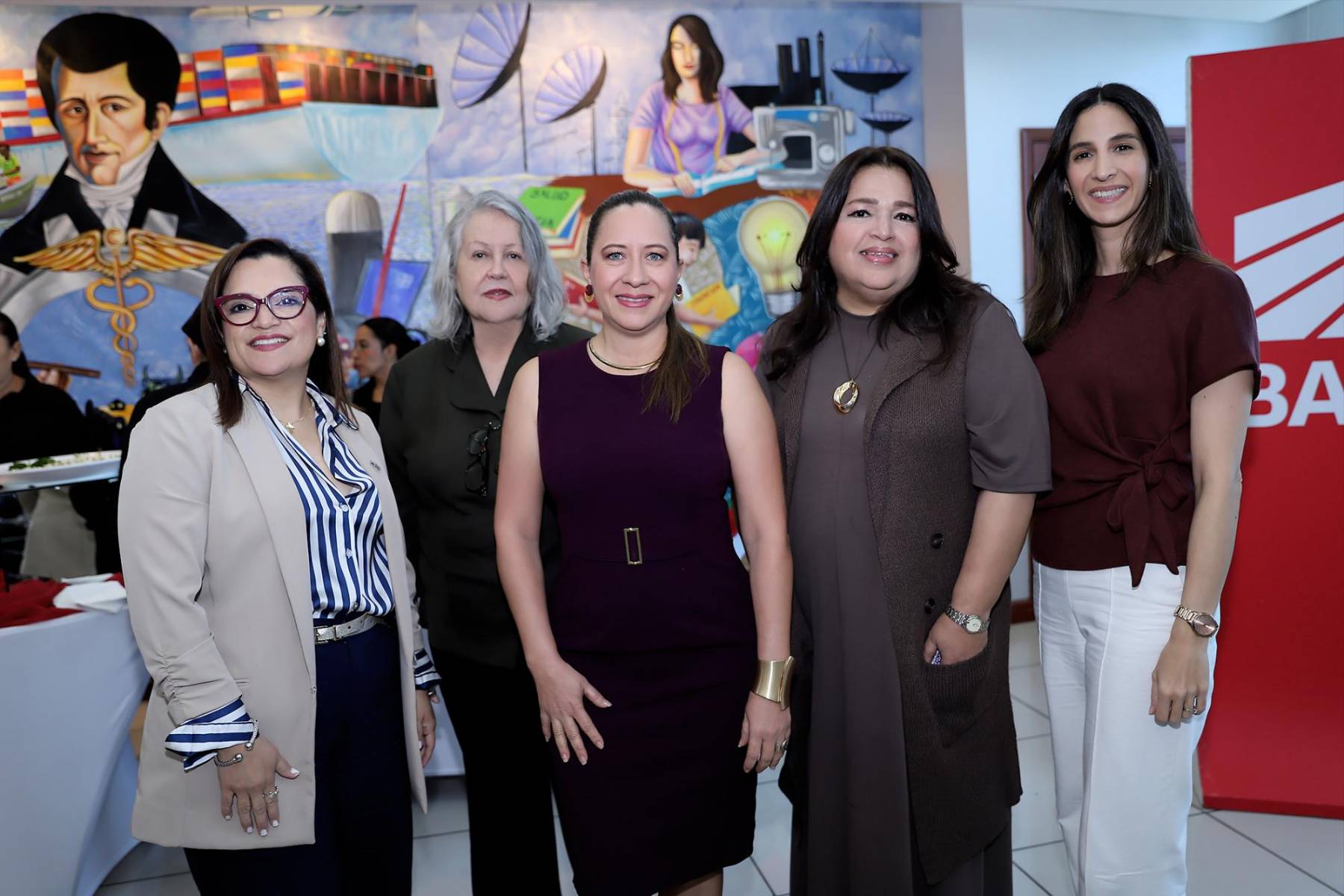 Eyby Aguirre, Gladys Zelaya, Nicole Marrder, Dina Núñez y Adelaida Fiallos.