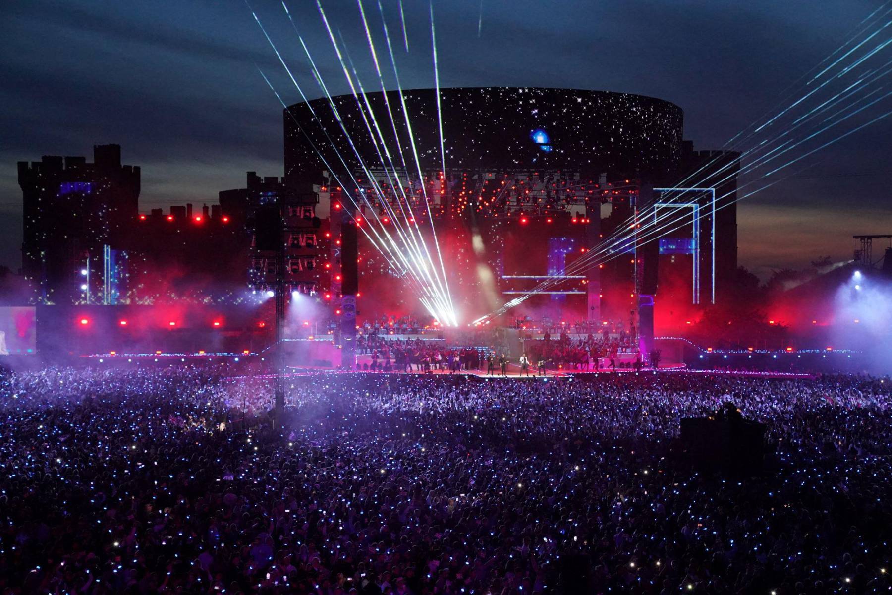 El escenario lleno de luces y efectos reunió a cantantes estadounidenses e ingleses