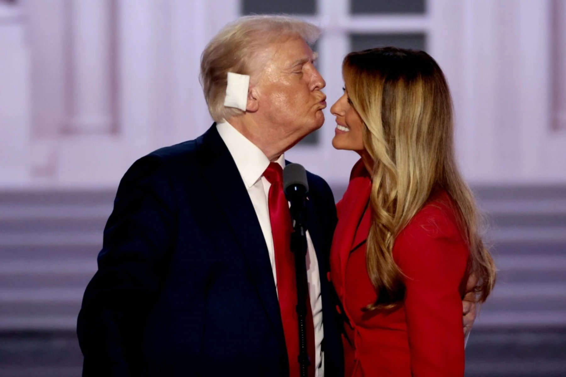 Desde su primer encuentro en una fiesta en Nueva York, Donald y Melania Trump han sido una pareja rodeada de lujo, poder y controversia. A través de más de dos décadas y numerosos desafíos, su relación ha sido un reflejo de ambiciones compartidas y momentos difíciles, especialmente durante los años en la Casa Blanca. Aquí repasamos los hitos de esta fascinante historia de amor.