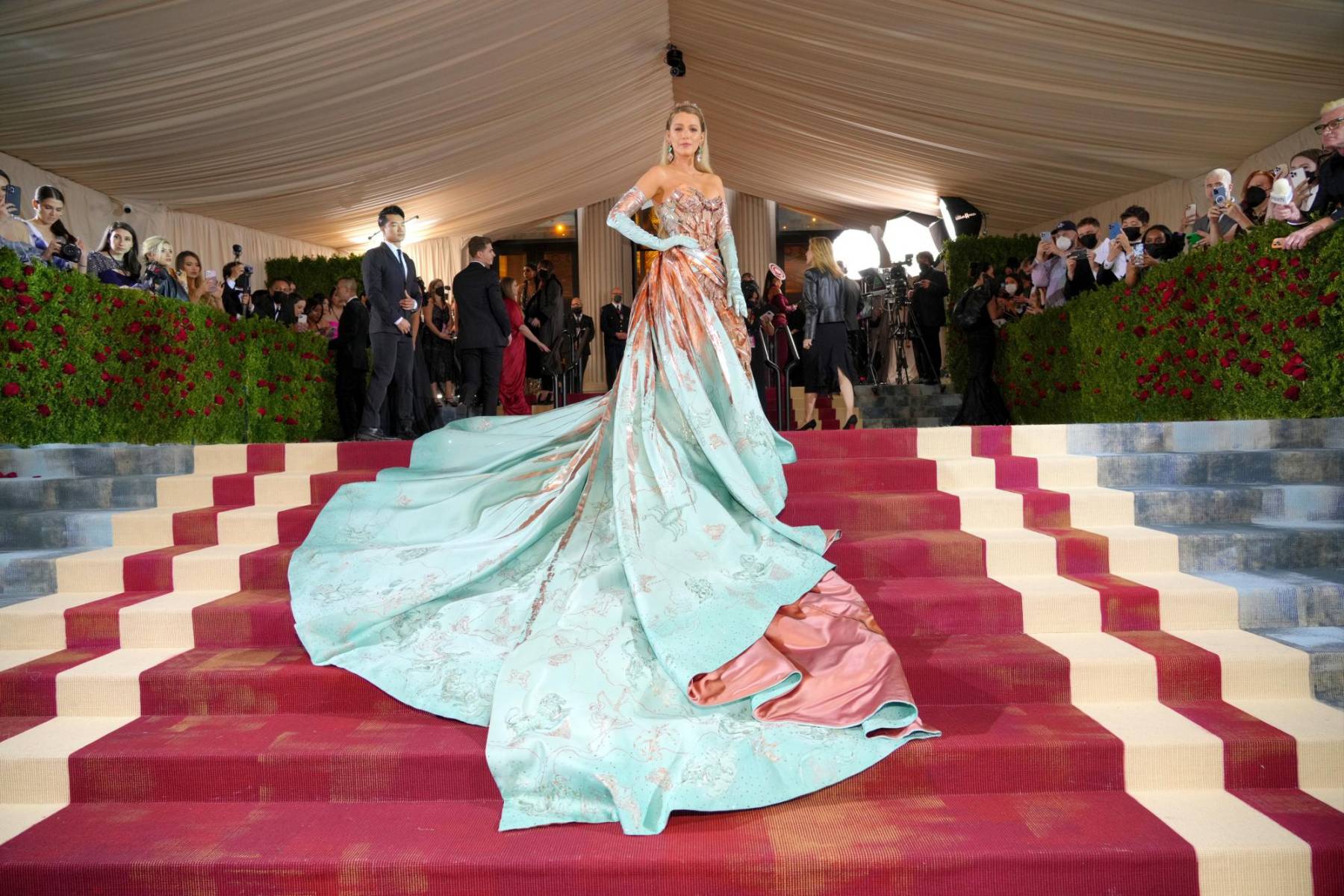 Este año la icónica gala anual del Museo Metropolitano de Arte de Nueva York se celebra bajo la temática Gilded Glamour, una referencia a la Edad Dorada de Estados Unidos que comprende entre los años 1870 y 1890. Mira todos los looks de las celebridades que desfilaron por la alfombra roja del evento de moda más importante del mundo. 