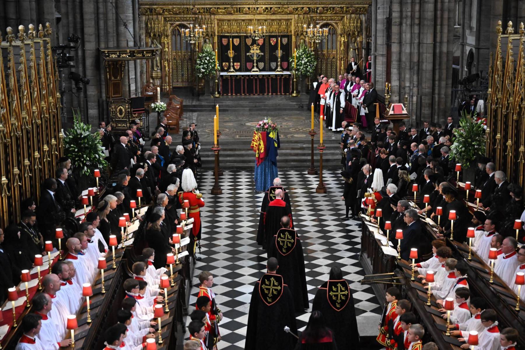 Vista panorámica del funeral para el que la maestra de música del Rey, Judith Weir, compuso una nueva pieza de música coral para el servicio fúnebre de Estado, llamada “Like as the heart”, que fue interpretada por los coros de la Abadía de Westminster y de la Capilla Real del Palacio de San Jaime.. (Photo by Ben Stansall / POOL / AFP)