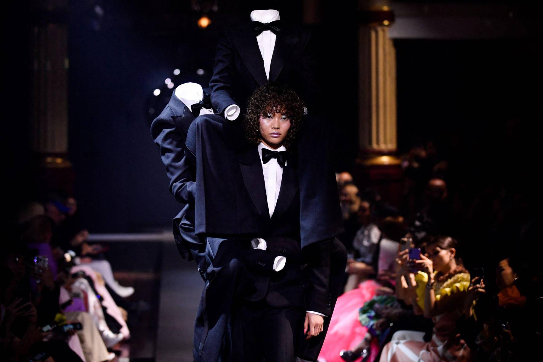 Viktor &amp; Rolf celebra sus 30 años en la pasarela de París Fashion Week
