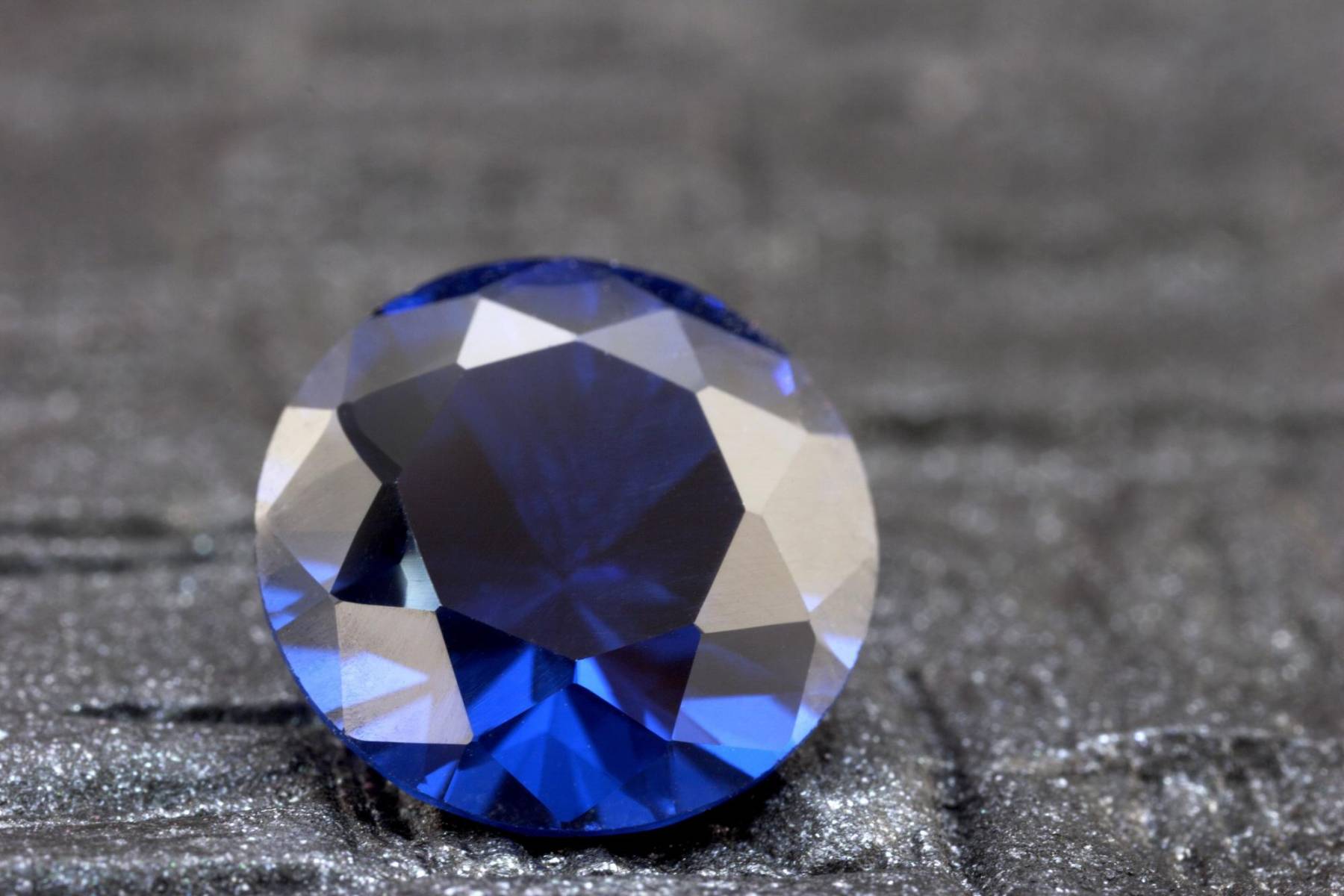 Septiembre – Zafiro. Los nacidos en septiembre tienen mucha suerte, ya que los zafiros pueden conseguirse en todos los colores del arcoíris, exceptuando el rojo, y siendo el más popular el azul. Su nombre de origen griego, sappheiros, quiere decir piedra preciosa. Esta gema simboliza fidelidad y sinceridad.