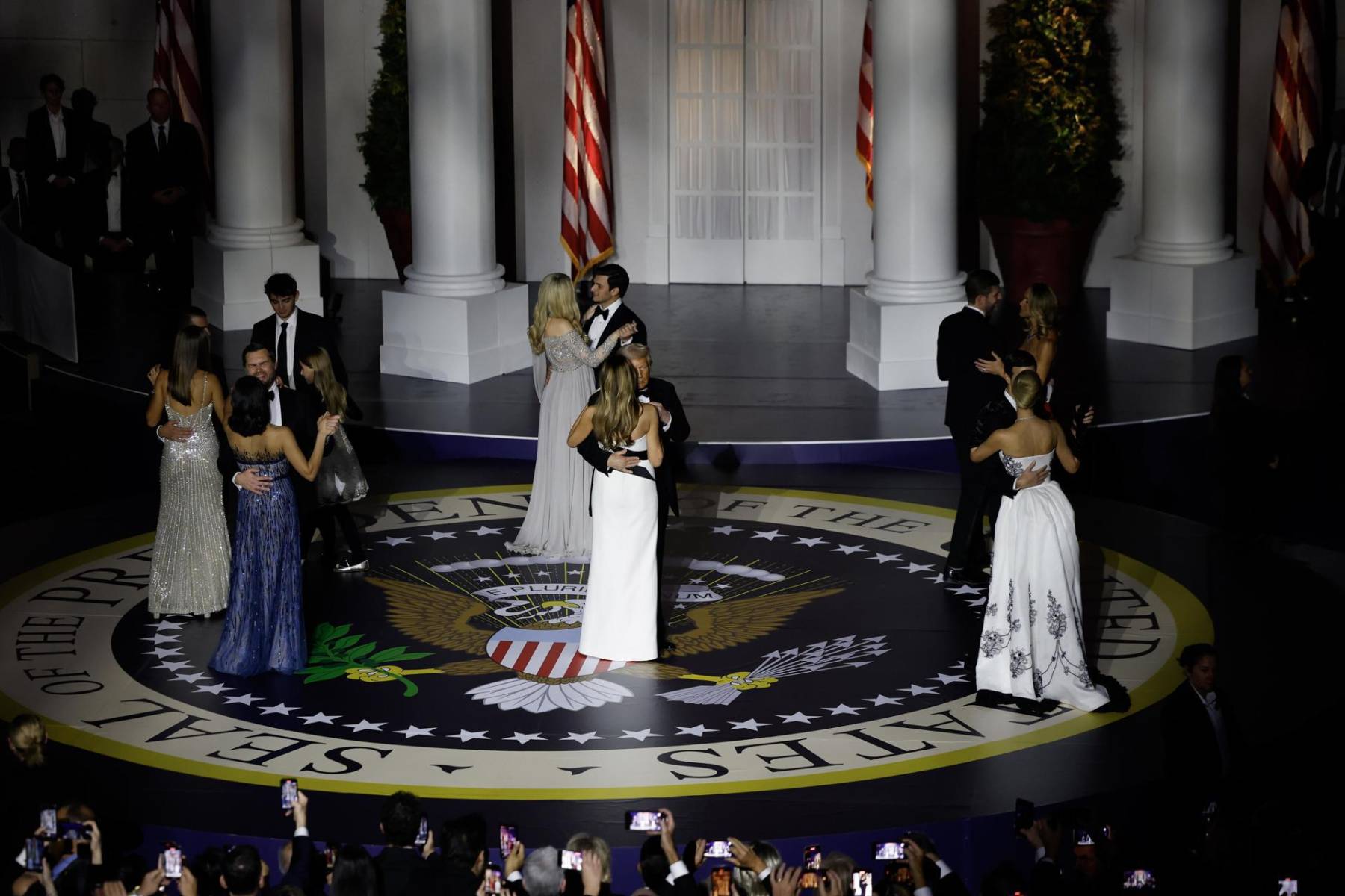 El presidente Donald Trump y su esposa Melania bailan en el Liberty Ball junto al vice presidente JD Vance y su esposa Usha; Tiffany Trump; Michael Boulos; Lara Trump; Eric Trump; Ivanka Trump y Jared Kushner 