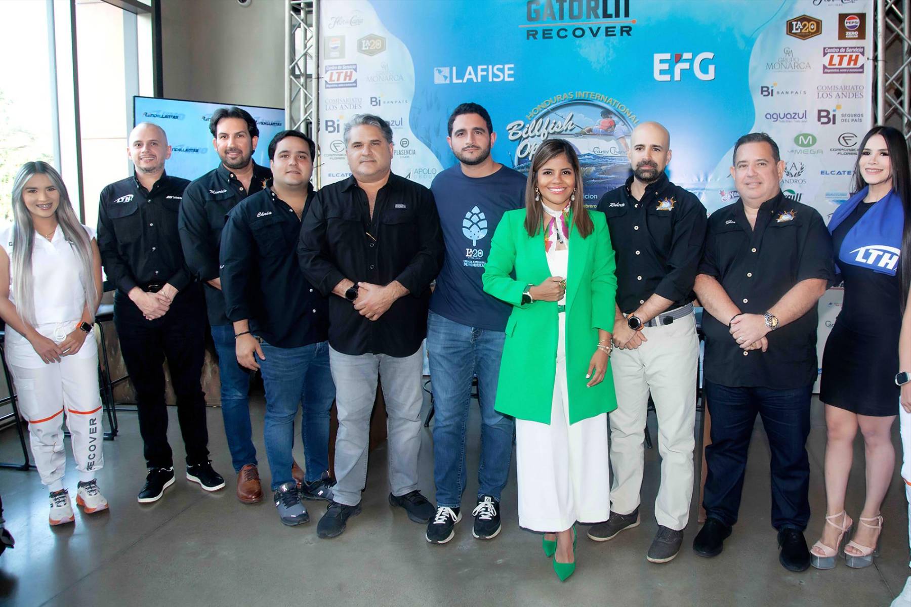 Mauricio Canahuati, Christopher Fuschich, Basilio Fuschich, Juan Carlos Fajardo, gerente de mercadeo La 20; Tania Lozano, gerente de Mercadeo y Publicidad en Grupo LAFISE; Roberto Calderón, presidente del Club de Pesca delC aribe; y Geovani Chahín con representantes de las marcas aliadas. 