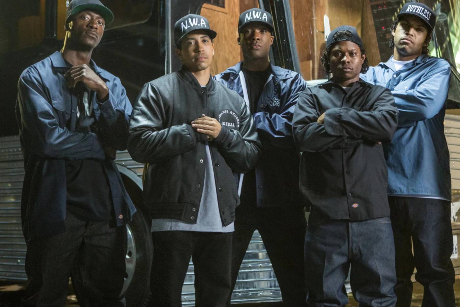<b>Straight Outta Compton</b>Esta película biográfica dirigida por F. Gary Gray cuenta la historia del influyente grupo de rap N.W.A. y su impacto en la música y la cultura. Con una gran actuación del elenco y una emocionante narrativa, <i>Straight Outta Compton</i> se convirtió en uno de los grandes éxitos de 2015.