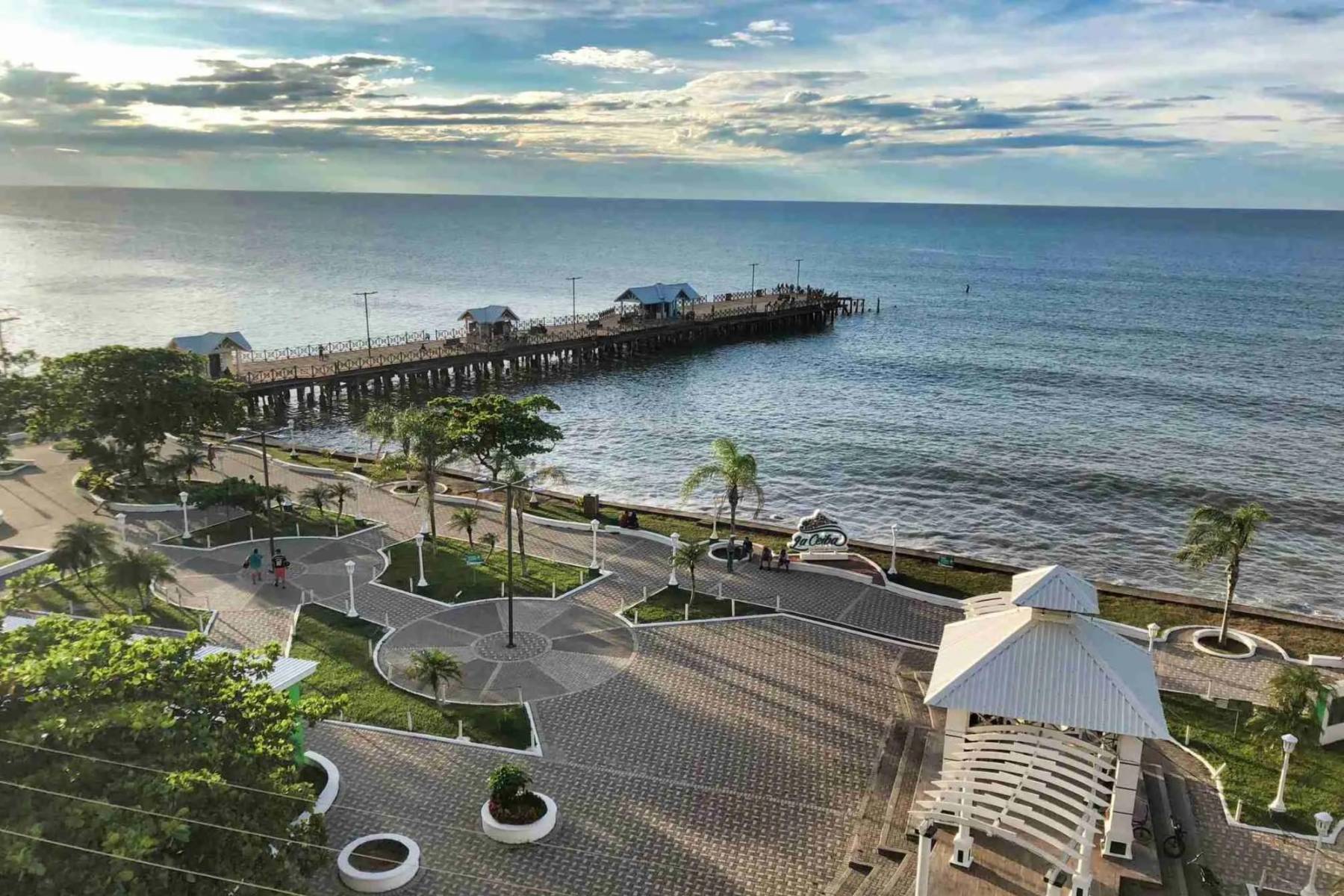 La Ceiba: adrenalina tropicalPara quienes no se conforman solo con broncearse, La Ceiba es el destino perfecto. Con su oferta de deportes extremos como rafting en el río Cangrejal, tirolesa en el Pico Bonito, y acceso directo a las islas paradisíacas de Cayos Cochinos, esta ciudad garantiza acción día y noche.