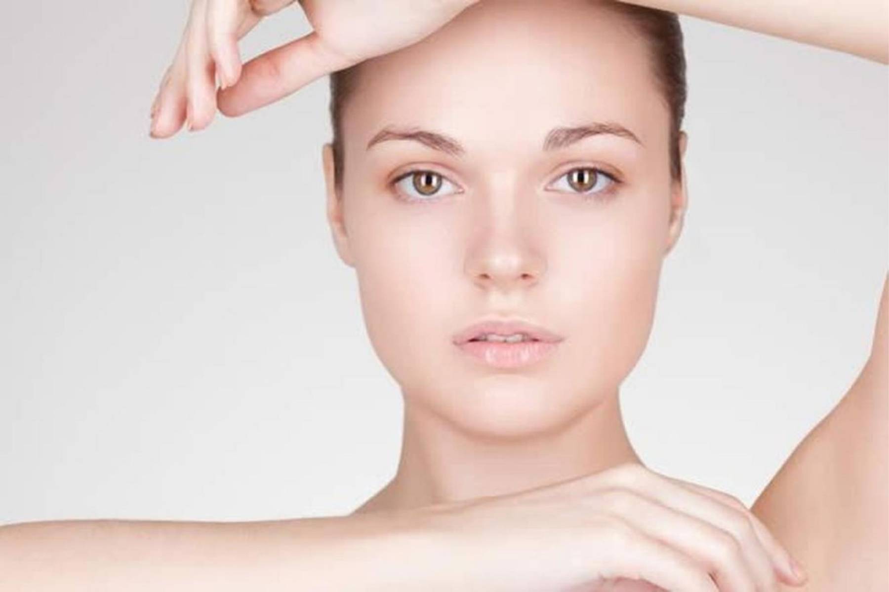<b>Bye bye, maquillaje pesado</b>Durante los días de recuperación, menos es más. Evita el maquillaje, sobre todo bases densas o polvos. Deja que tu piel respire y se regenere sin obstáculos.