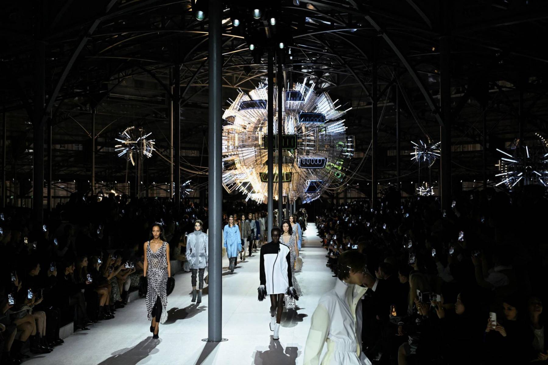 Nicholas Ghesquiere celebró sus 10 años en Louis Vuitton con una colección en la que ha combinado siluetas, colores y tejidos en novedosas prendas que simbolizan la sofisticación atemporal que identifica a la maison francesa. No podían faltar sus deseados bolsos que pronto veremos en manos de las trendsetters.