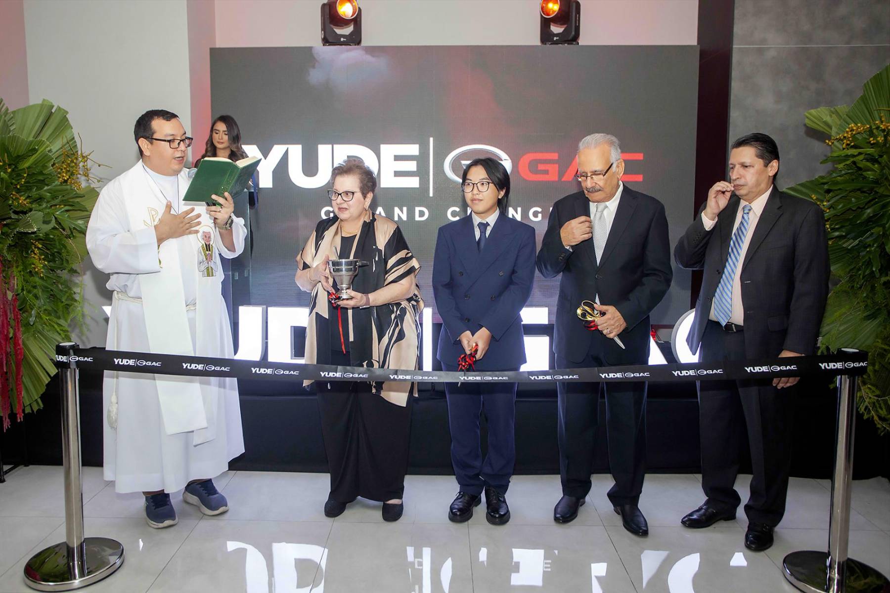 El padre Eduardo Sorto, durante la bendición de las instalaciones de la Sala deExhibición de GAC, en San Pedro Sula.