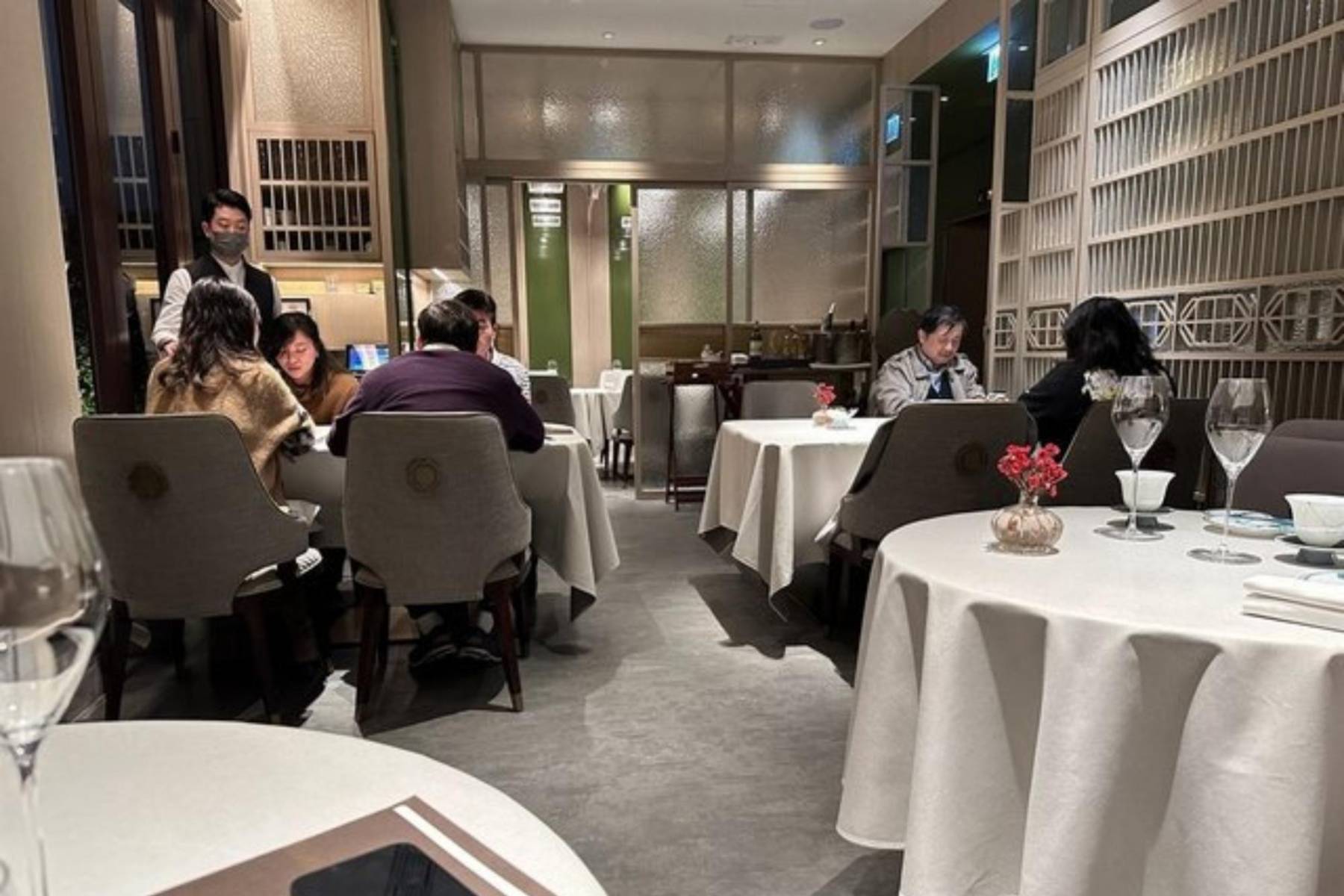 20. Wing es un destacado restaurante ubicado en Hong Kong, conocido por su enfoque en la cocina cantonesa moderna con toques innovadores. Dirigido por el chef Tiger Ma, Wing se ha ganado una sólida reputación por su excelencia culinaria y su ambiente elegante y contemporáneo. El restaurante ofrece una experiencia gastronómica única que combina la tradición culinaria con técnicas modernas y presentaciones creativas.