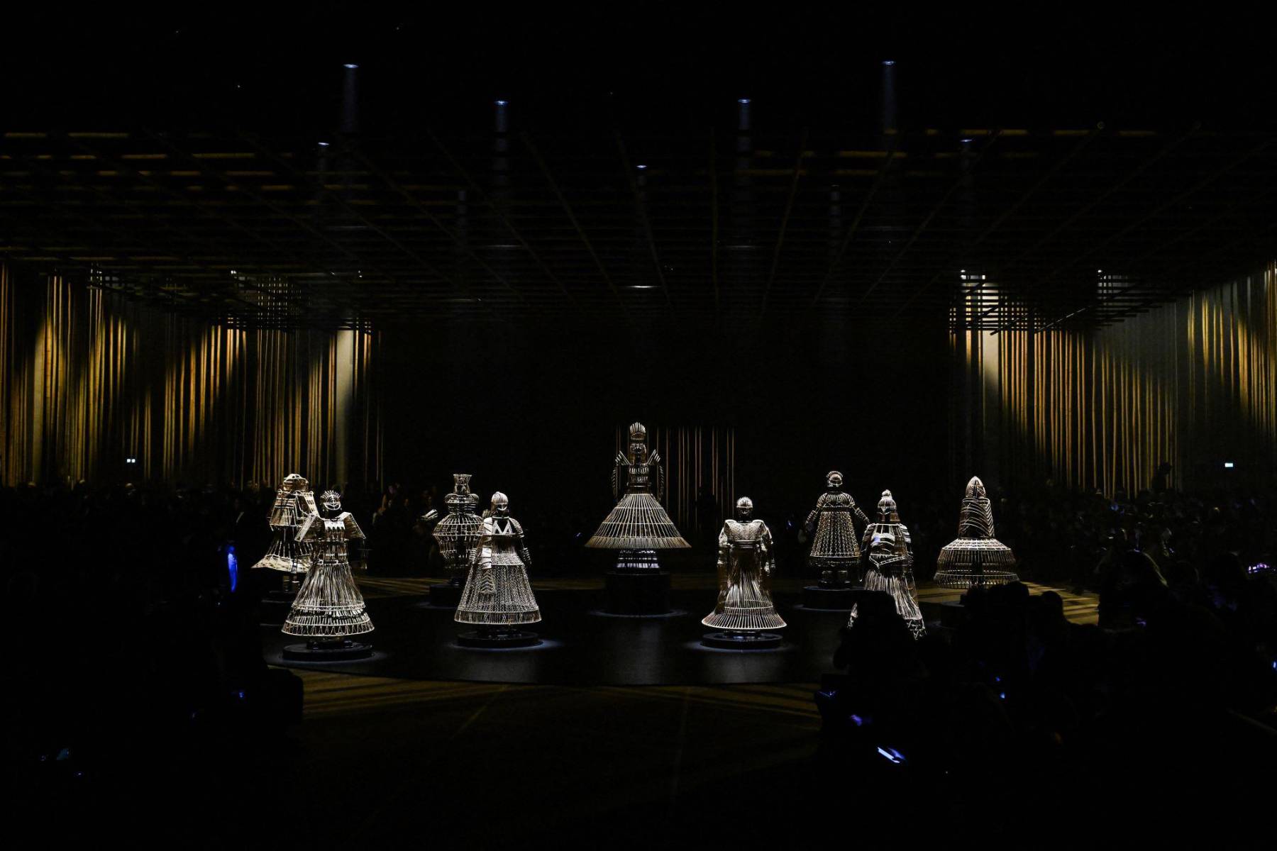 En una deslumbrante pasarela, la diseñadora Maria Grazia Chiuri, al frente de la creación artística de las colecciones de mujer en Christian Dior desde 2016, rindió homenaje a “Miss Dior”, un giro cultural y comercial realizado por la icónica casa de moda de la posguerra.