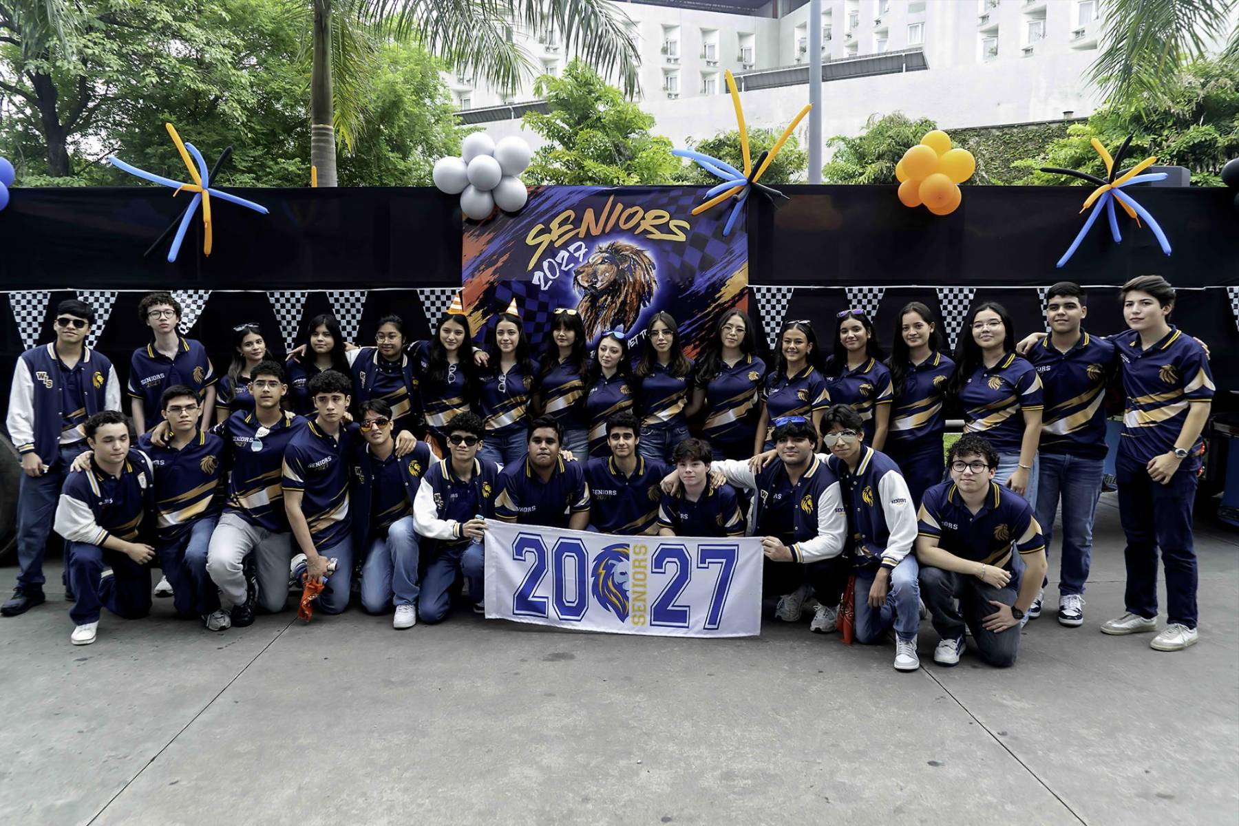 Con emoción los seniors 2027 de la Western International School, se reunieron para celebrar su senior entrance. La cita tuvó lugar en el parqueo del Hotel Copantl &amp; Convention Center. Dando inicio el recorrido hacia centro educativo seguidos por una caravana de autos con globos y autos de carrera. 